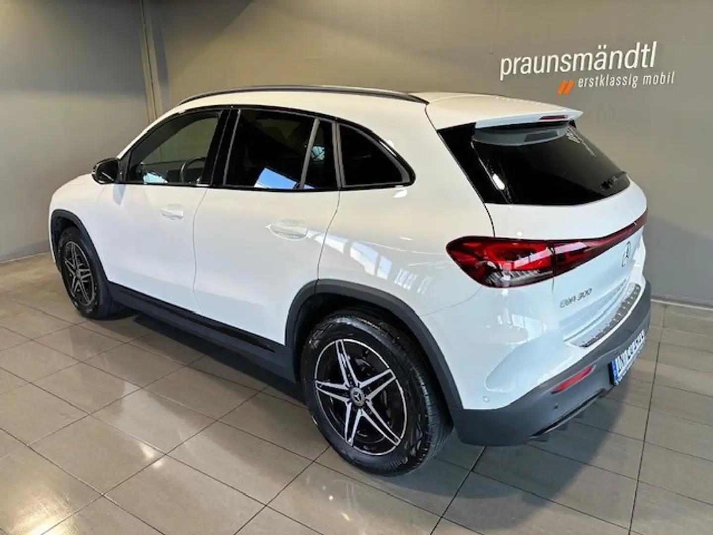Mercedes-Benz EQA 300 4M AMG/18"/Night/AHK/Panorama/DISTRONIC Wit - 2