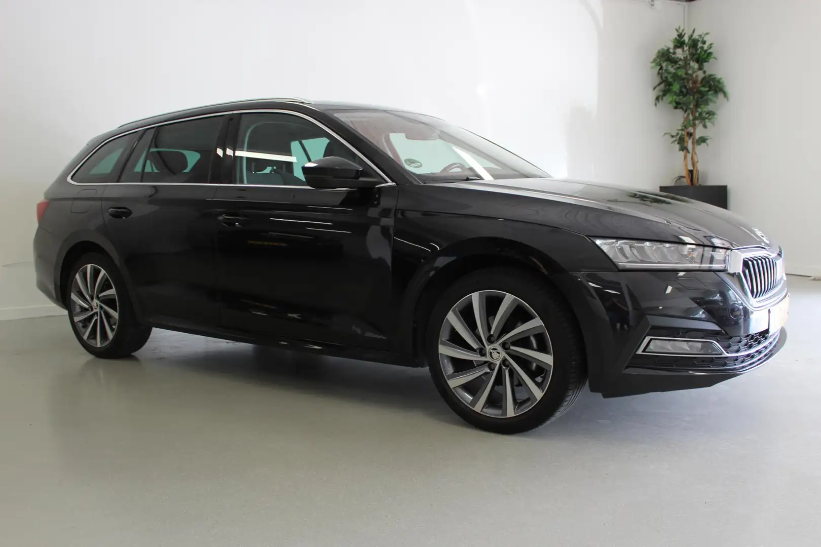 Skoda Octavia Combi 1.0 e-TSI Business Edition Plus | AFN-TRHAAK Zwart - 2