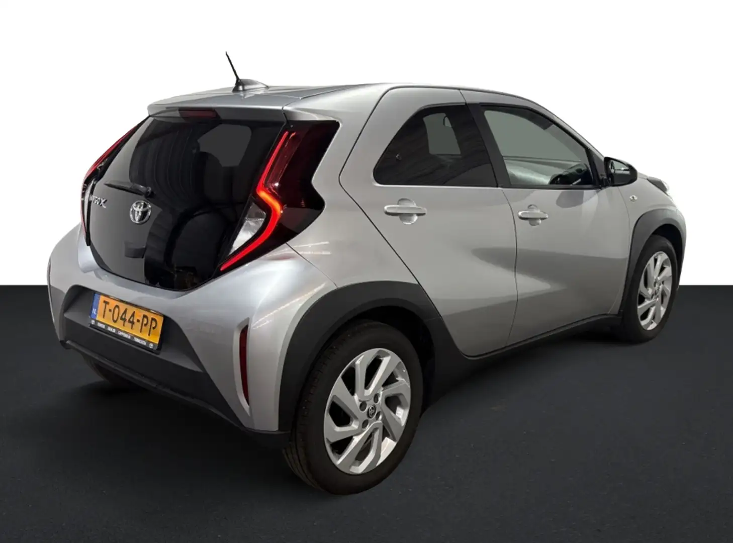 Toyota Aygo X 1.0 VVT-i MT first Grijs - 2