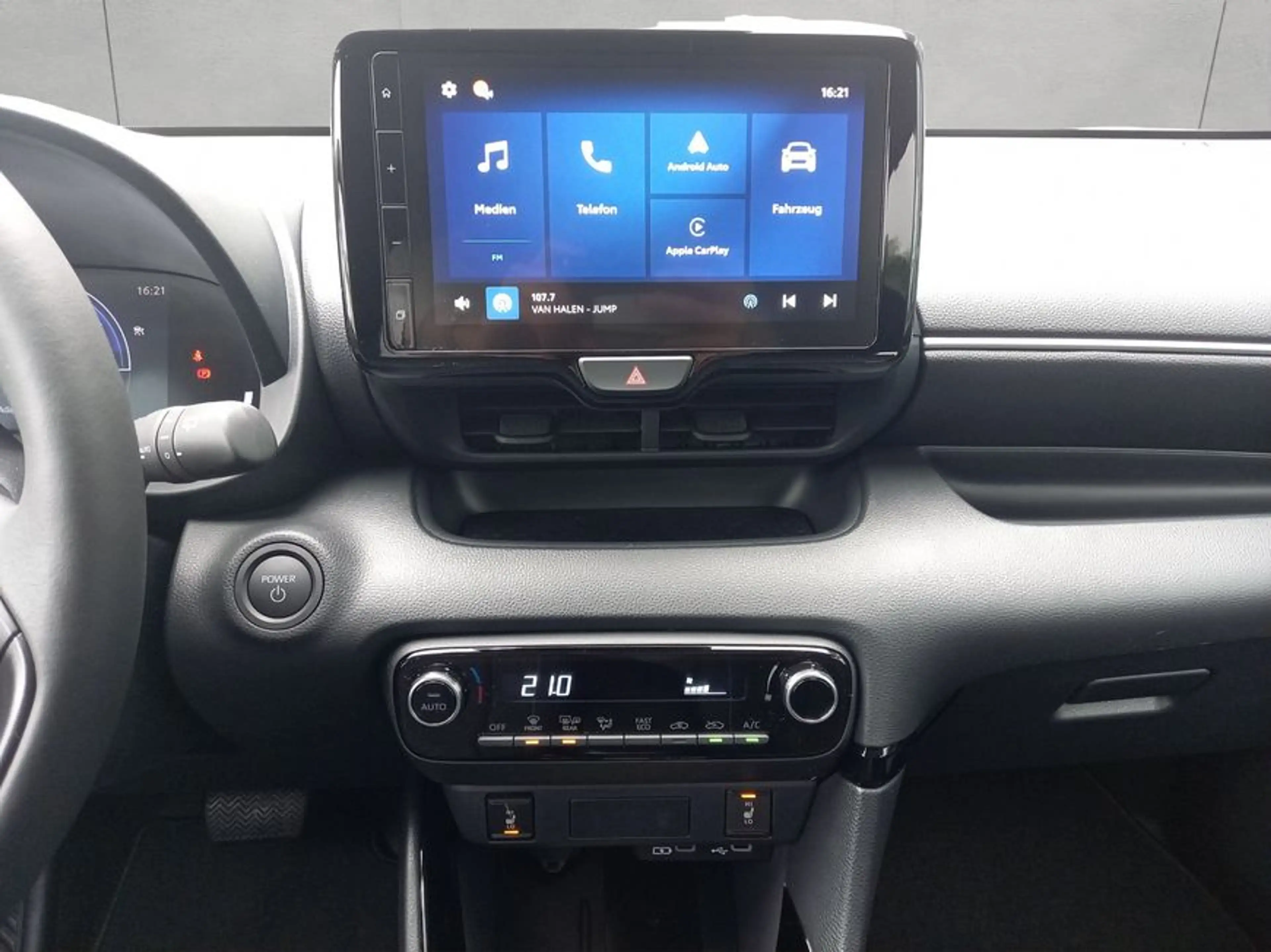 Toyota Yaris Hybrid 116 1.5 VVT-i Teamplayer Technik — photo 14