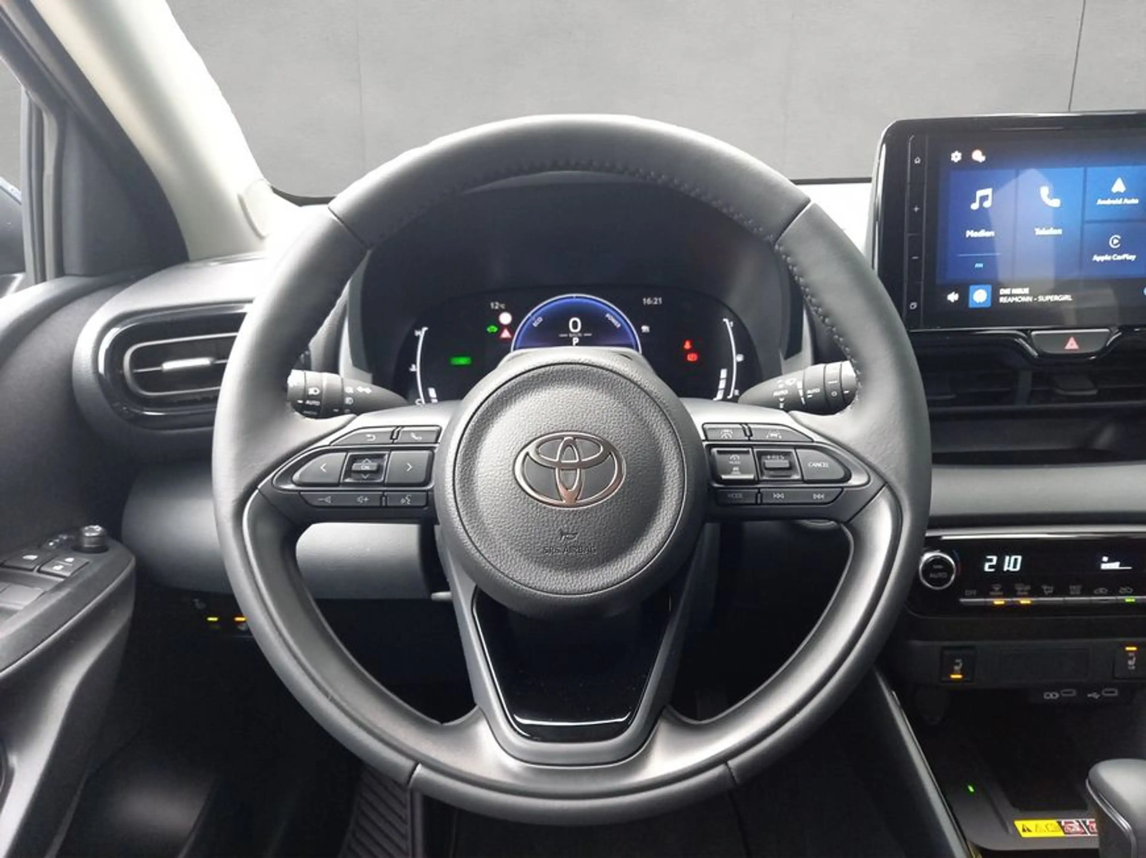 Toyota Yaris Hybrid 116 1.5 VVT-i Teamplayer Technik — photo 11