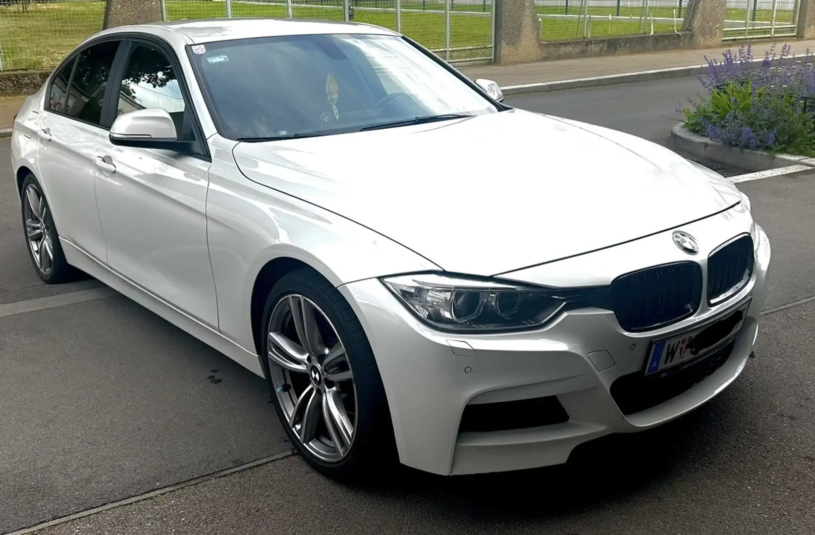 BMW 320 M-Optik | Garagenfahrzeug | 8-fach bereift - 2