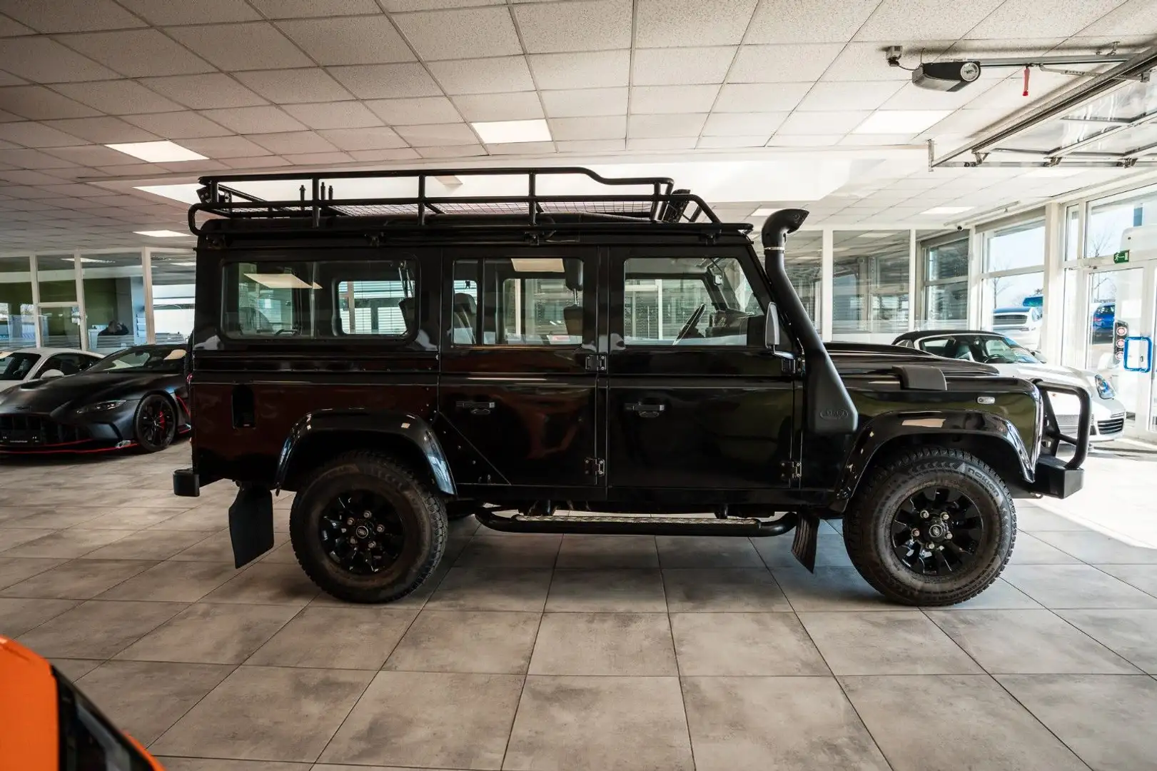 Land Rover Defender 110 SW*BULLBAR*LEDBAR*WINDE*DACHTRÄGER Schwarz - 1