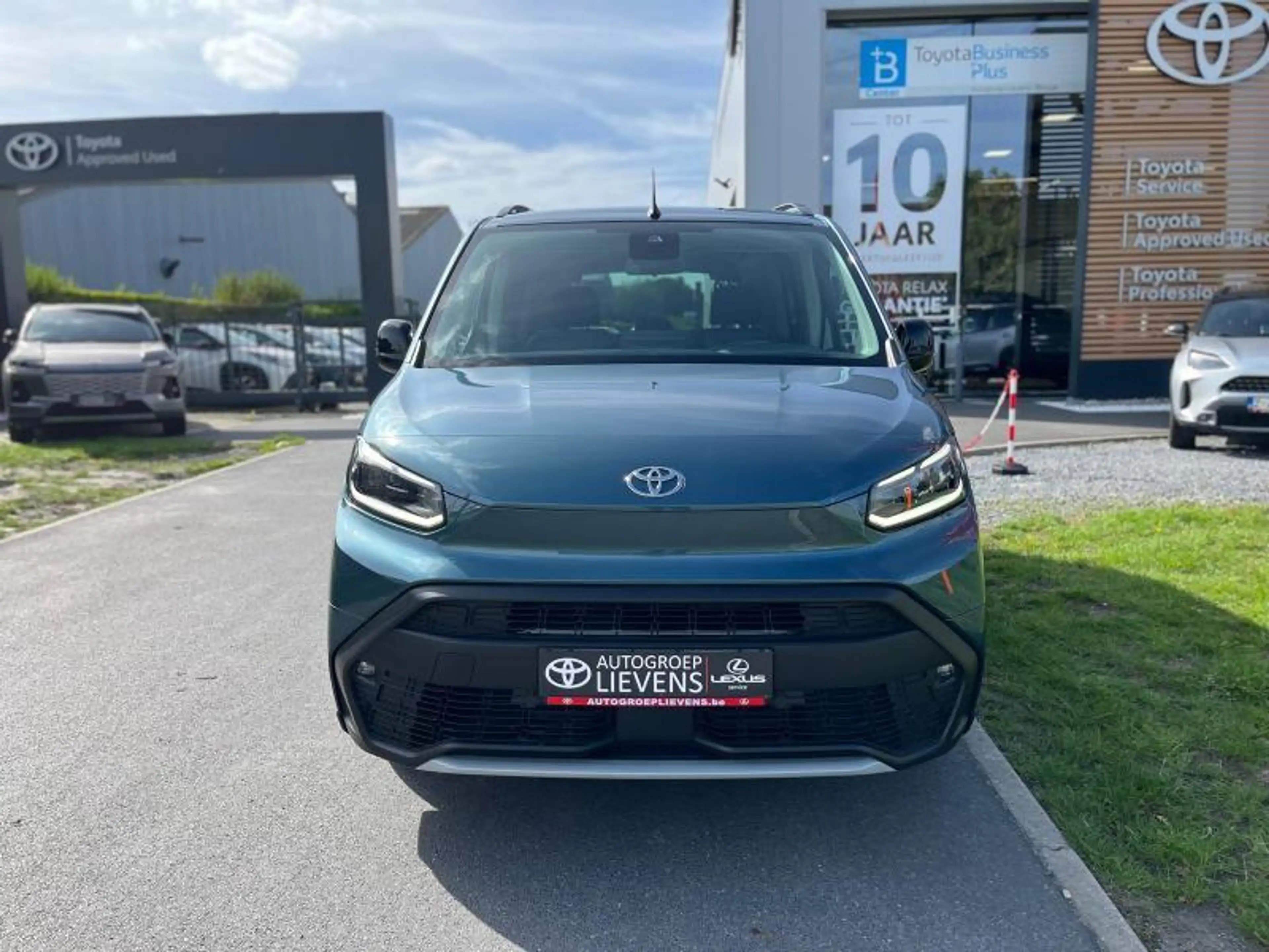 Toyota Verso 1.2 BENZ 6MT FAMILY SWB — photo 2