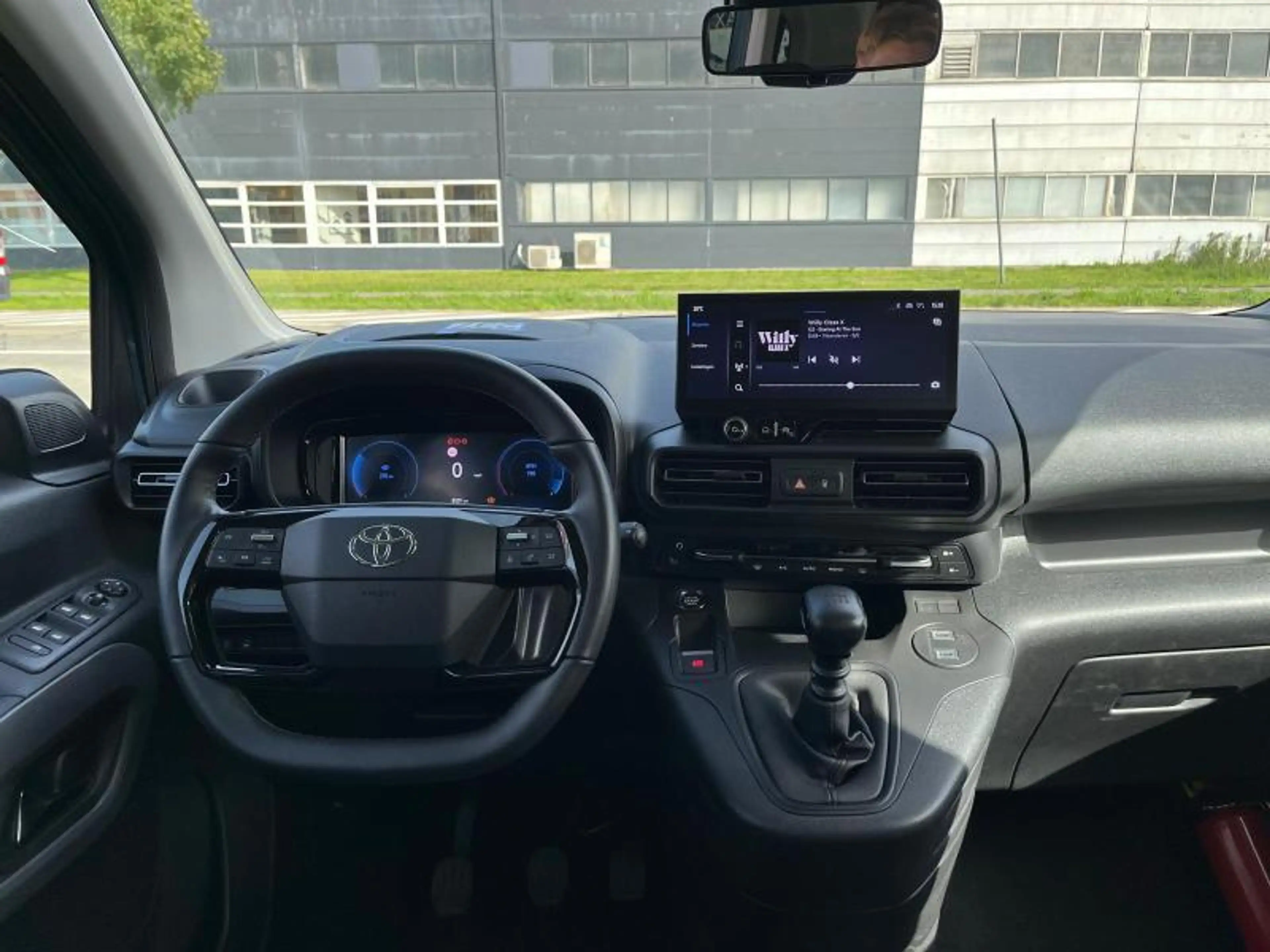 Toyota Verso 1.2 BENZ 6MT FAMILY SWB — photo 12