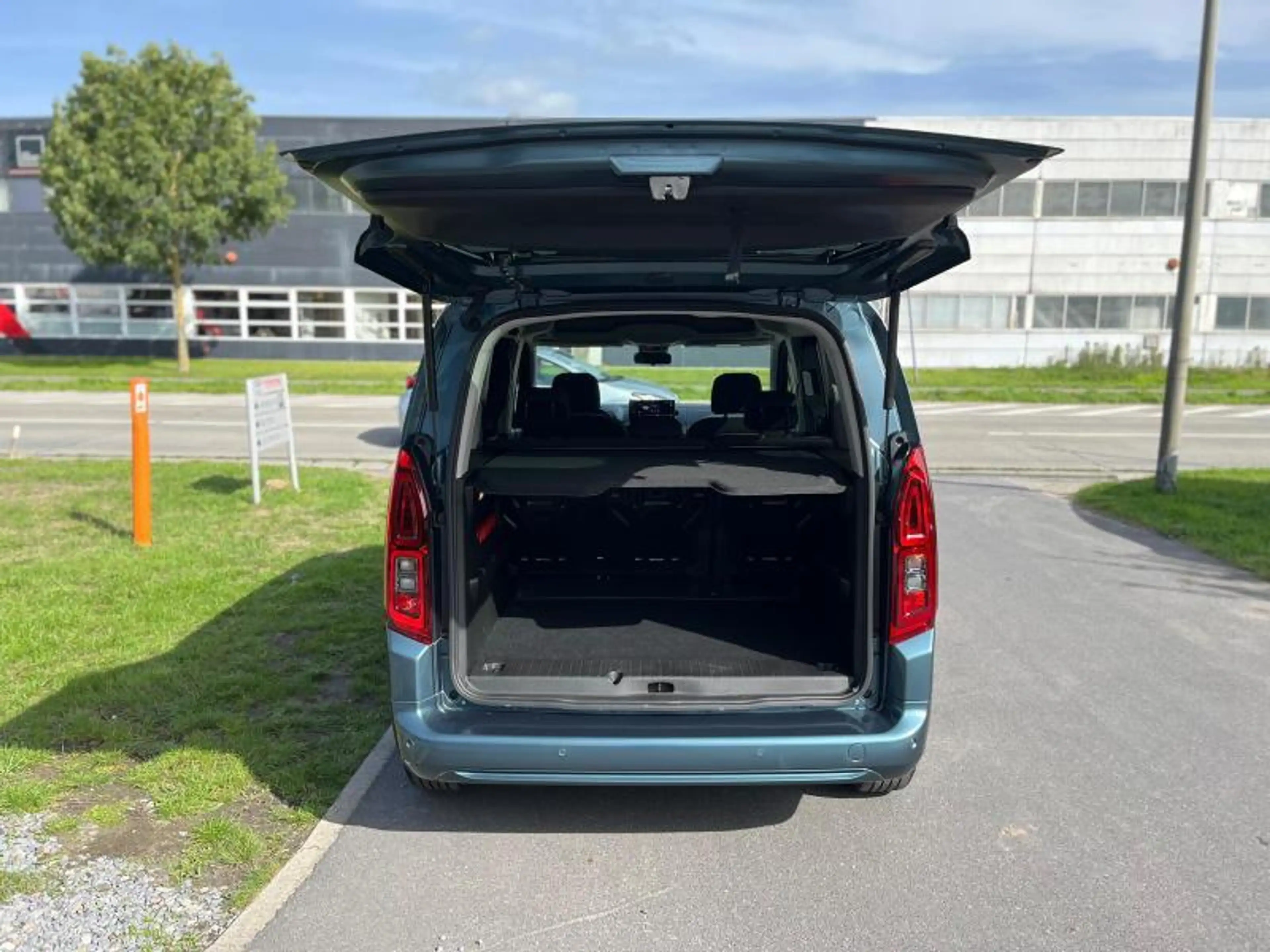 Toyota Verso 1.2 BENZ 6MT FAMILY SWB — photo 9