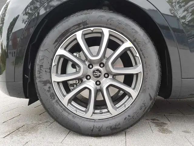 Maserati Levante view 9