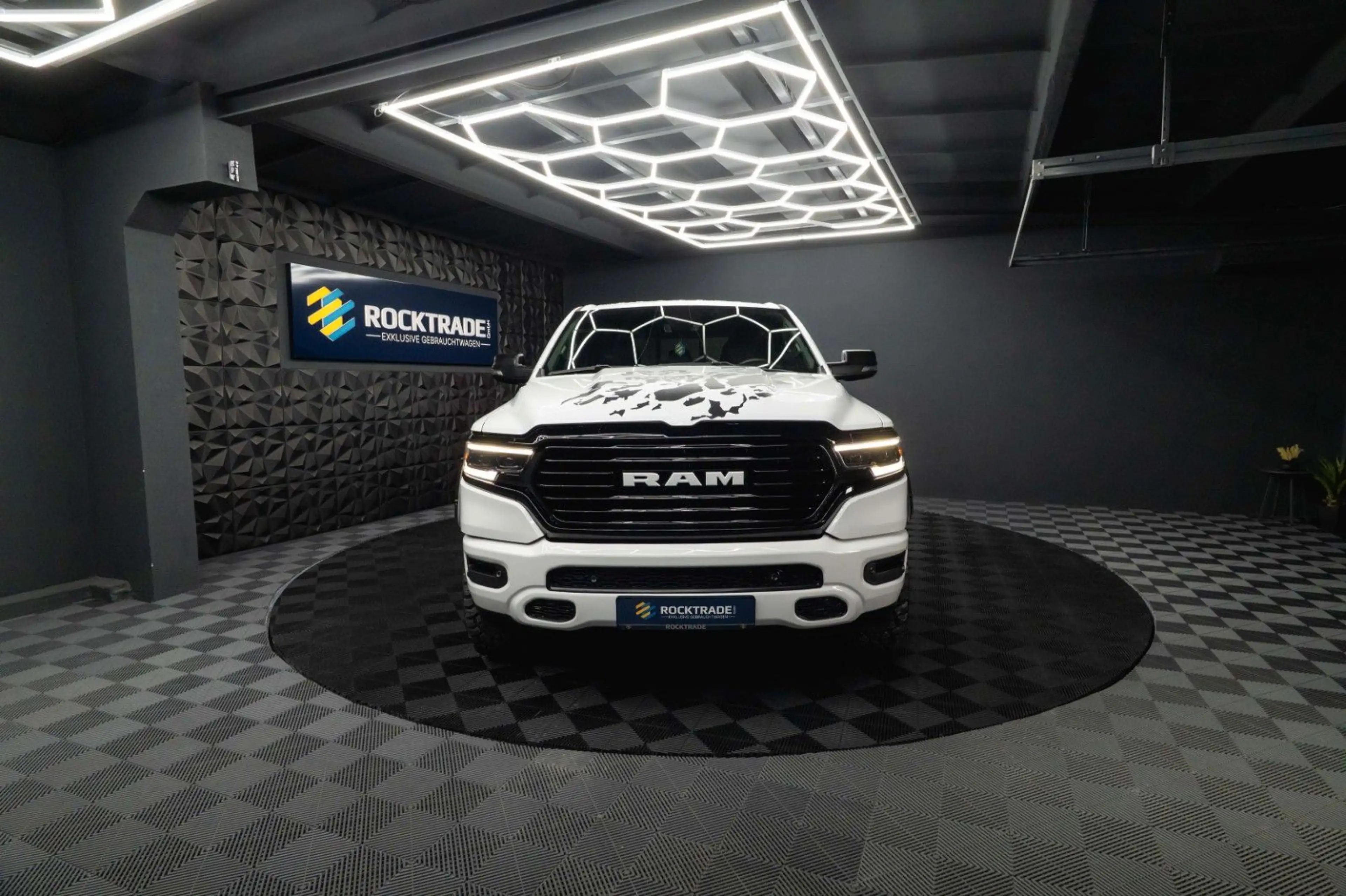 Dodge RAM 5.7 V8 HEMI 4x4 OFFROAD Night-Paket Limited — photo 12