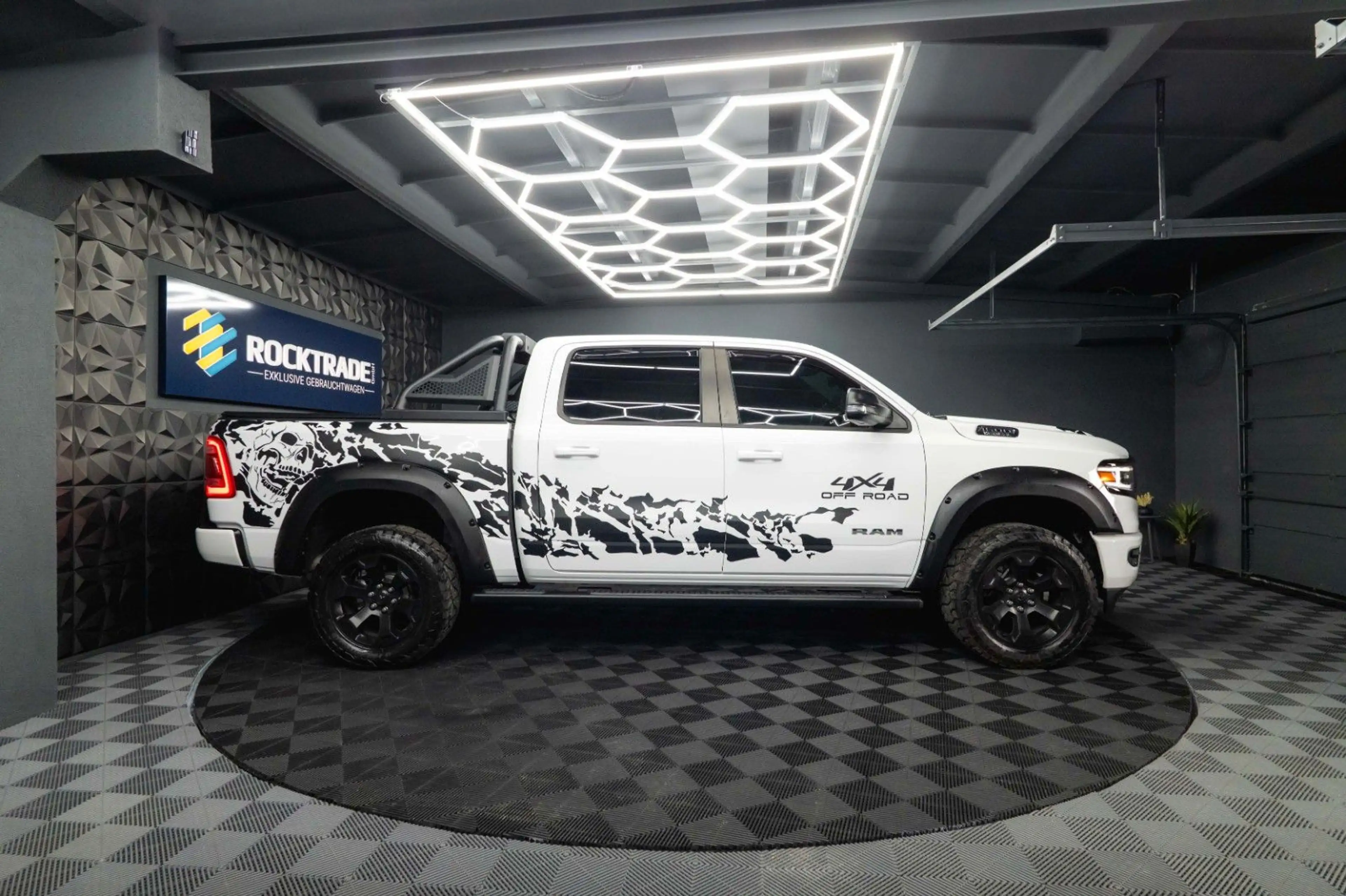 Dodge RAM 5.7 V8 HEMI 4x4 OFFROAD Night-Paket Limited — photo 14