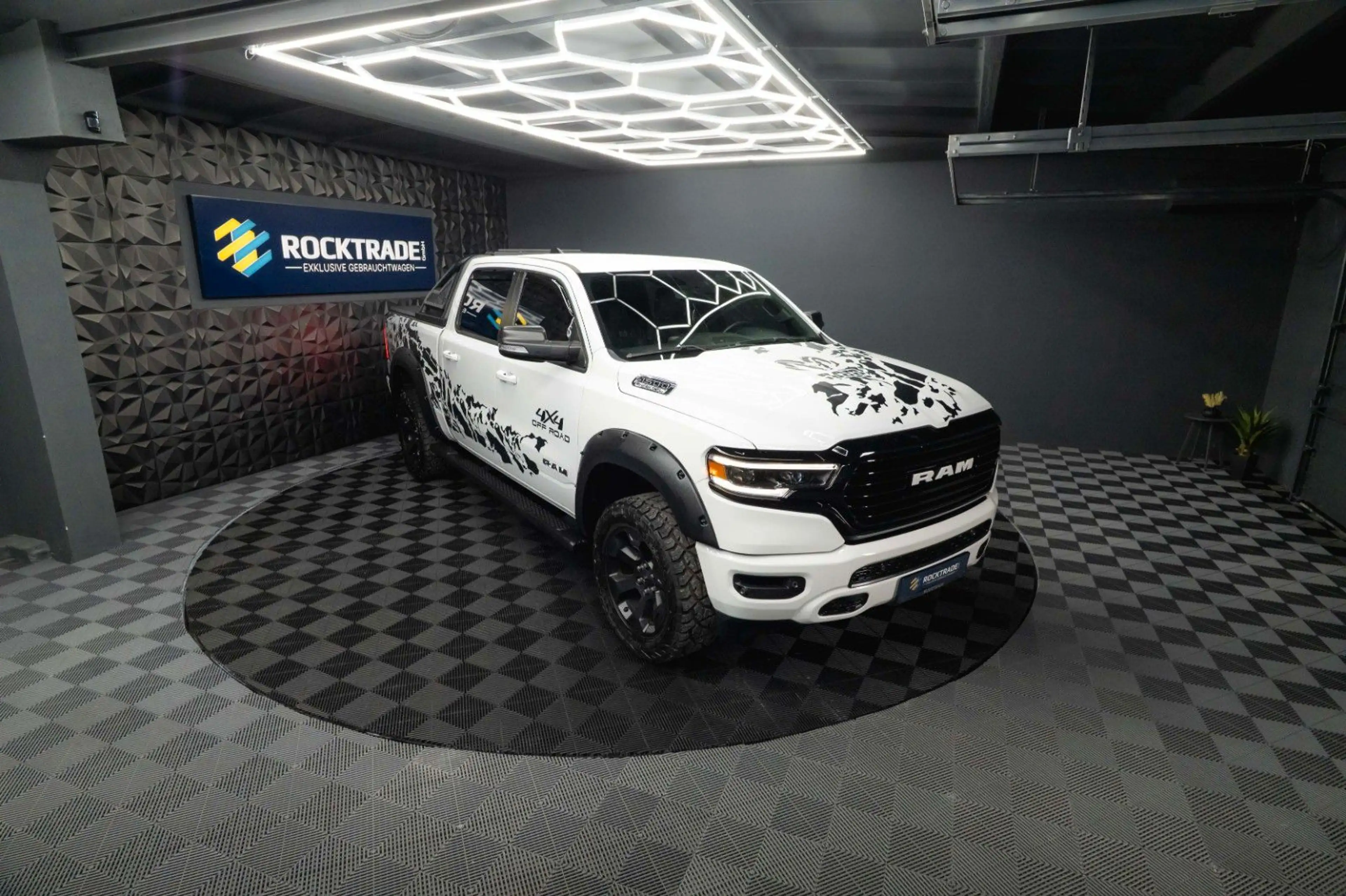 Dodge RAM 5.7 V8 HEMI 4x4 OFFROAD Night-Paket Limited — photo 13