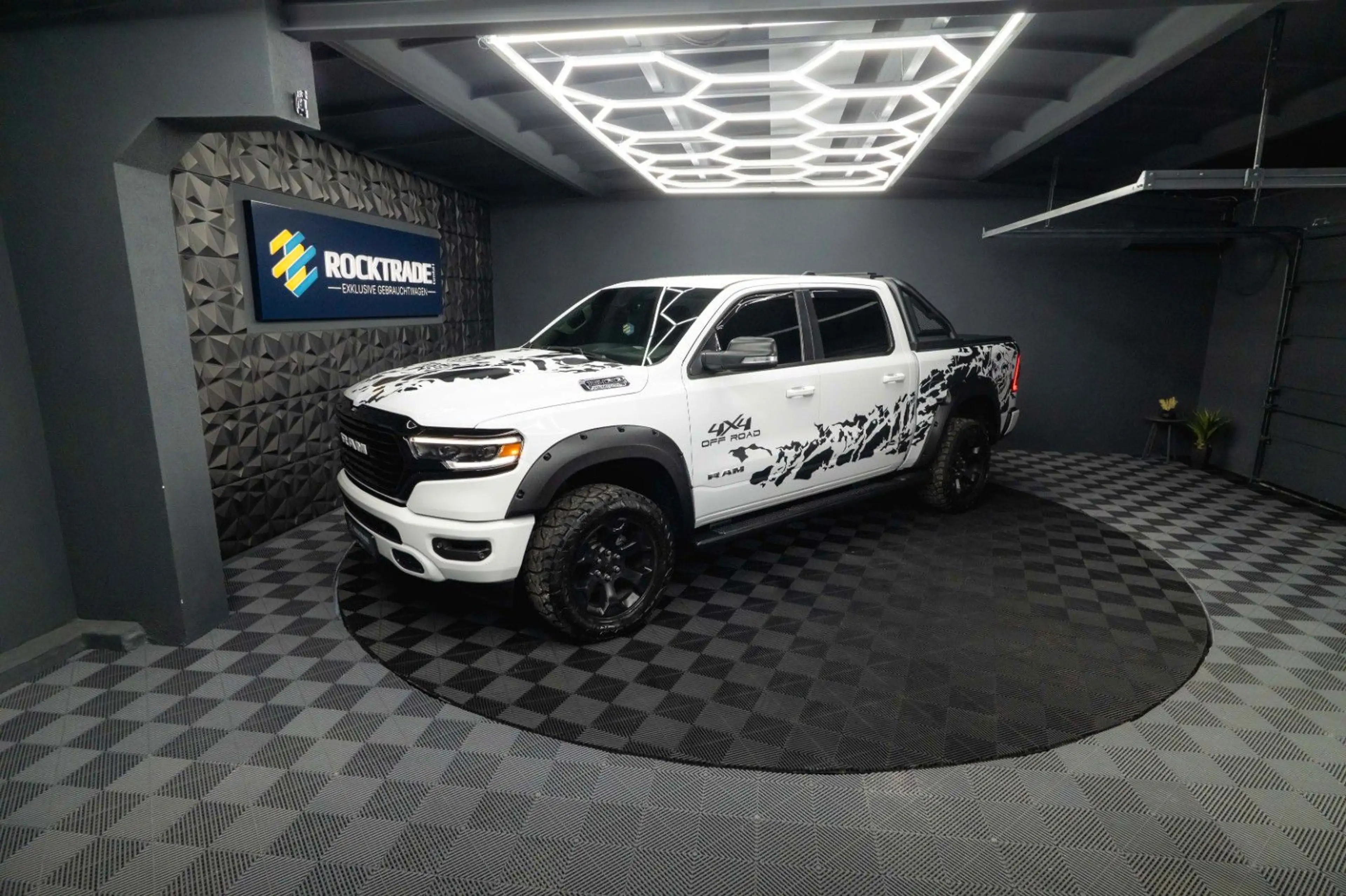 Dodge RAM 5.7 V8 HEMI 4x4 OFFROAD Night-Paket Limited — photo 9