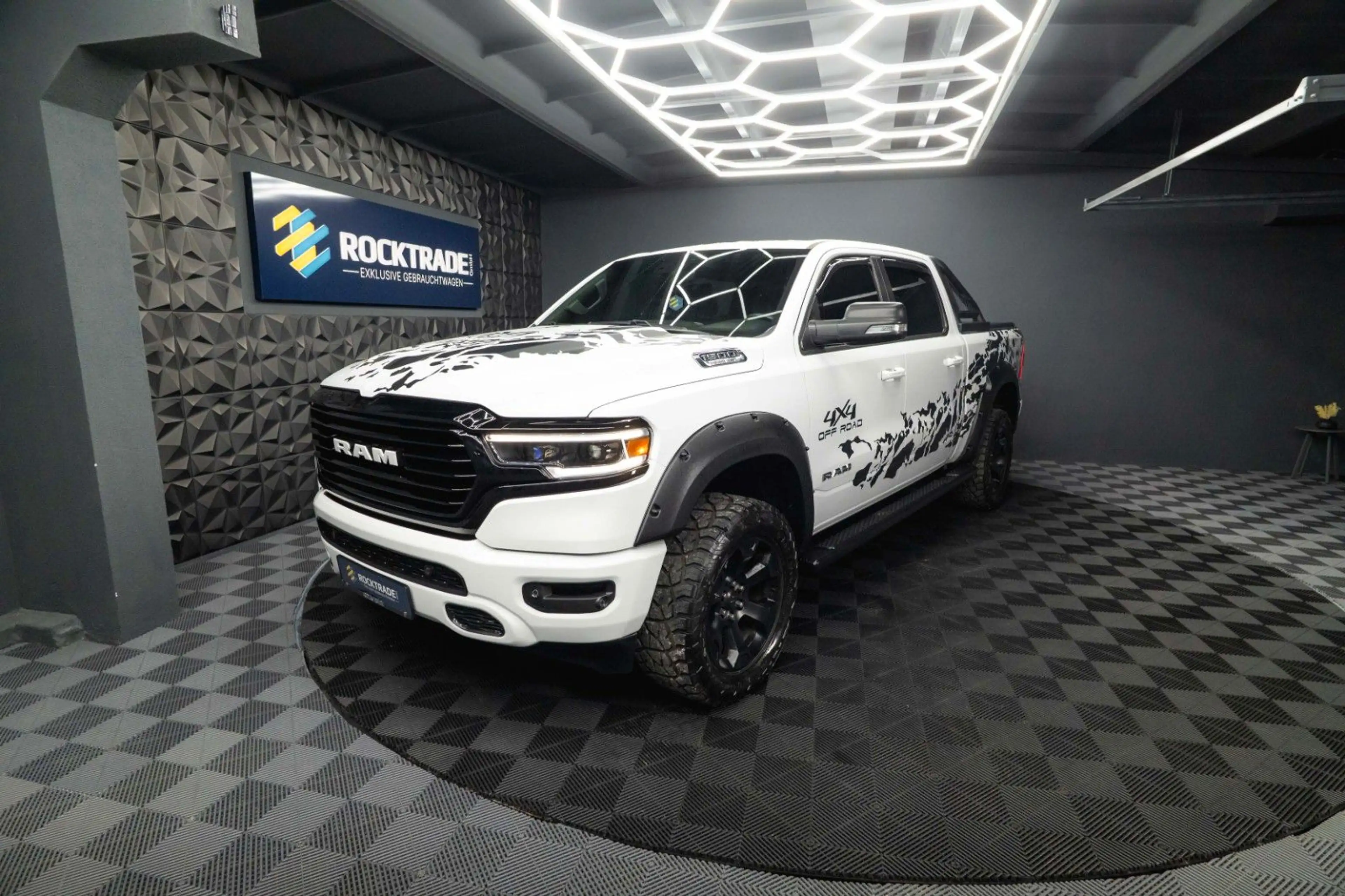 Dodge RAM 5.7 V8 HEMI 4x4 OFFROAD Night-Paket Limited — photo 8