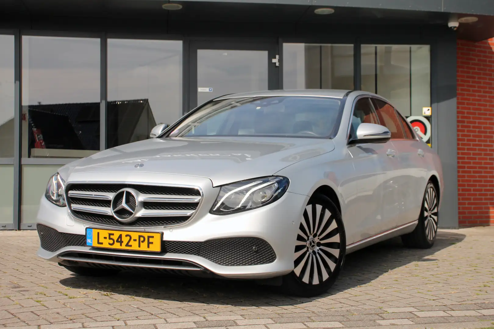 Mercedes-Benz E 300 Avantgarde limousine ✅ Elec.trekhaak ✅ WideScreen Zilver - 2