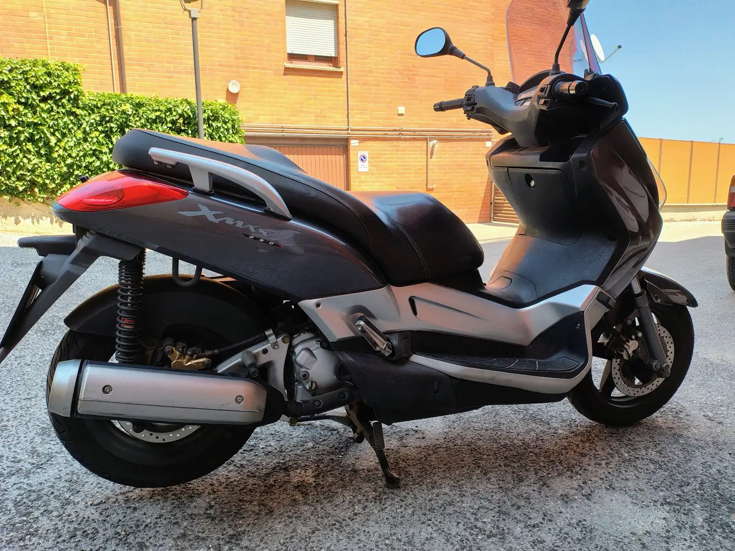 Yamaha X-Max 250 black Szary - 1