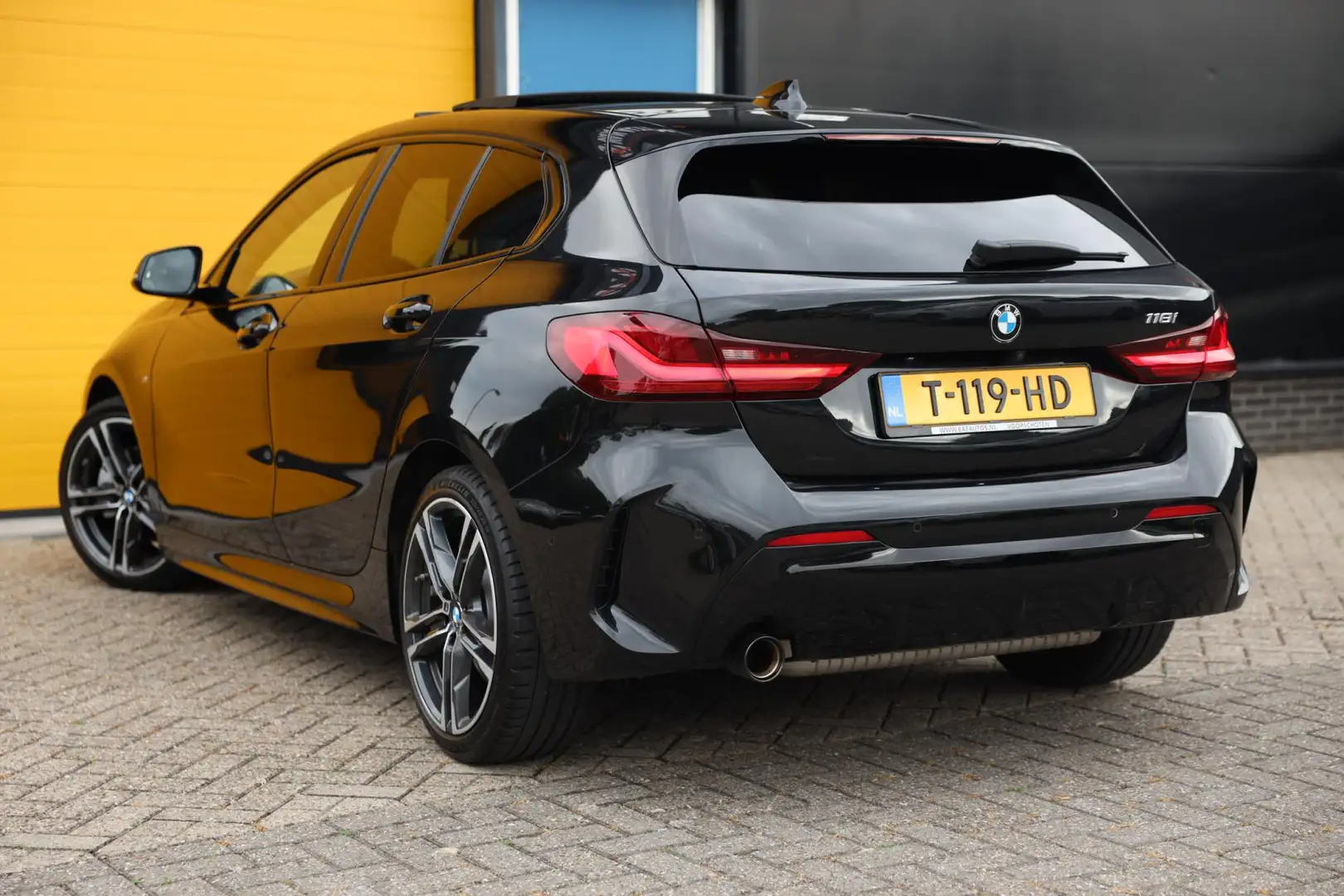 BMW 118 1-serie 118i M Line / AUT / Navi / Camera / M Inte Zwart - 2