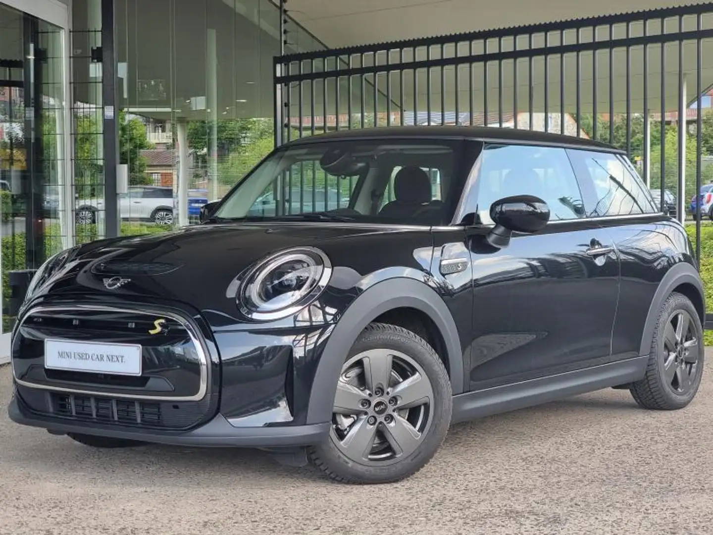 MINI Cooper SE Hatch Zwart - 1
