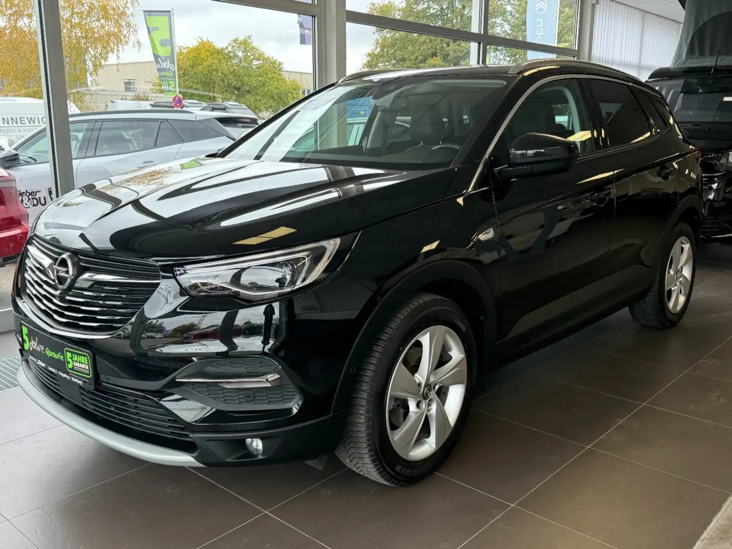 Opel Grandland X 1.2 Turbo INNOVATION 2xKlima 360 AUT Zwart - 2