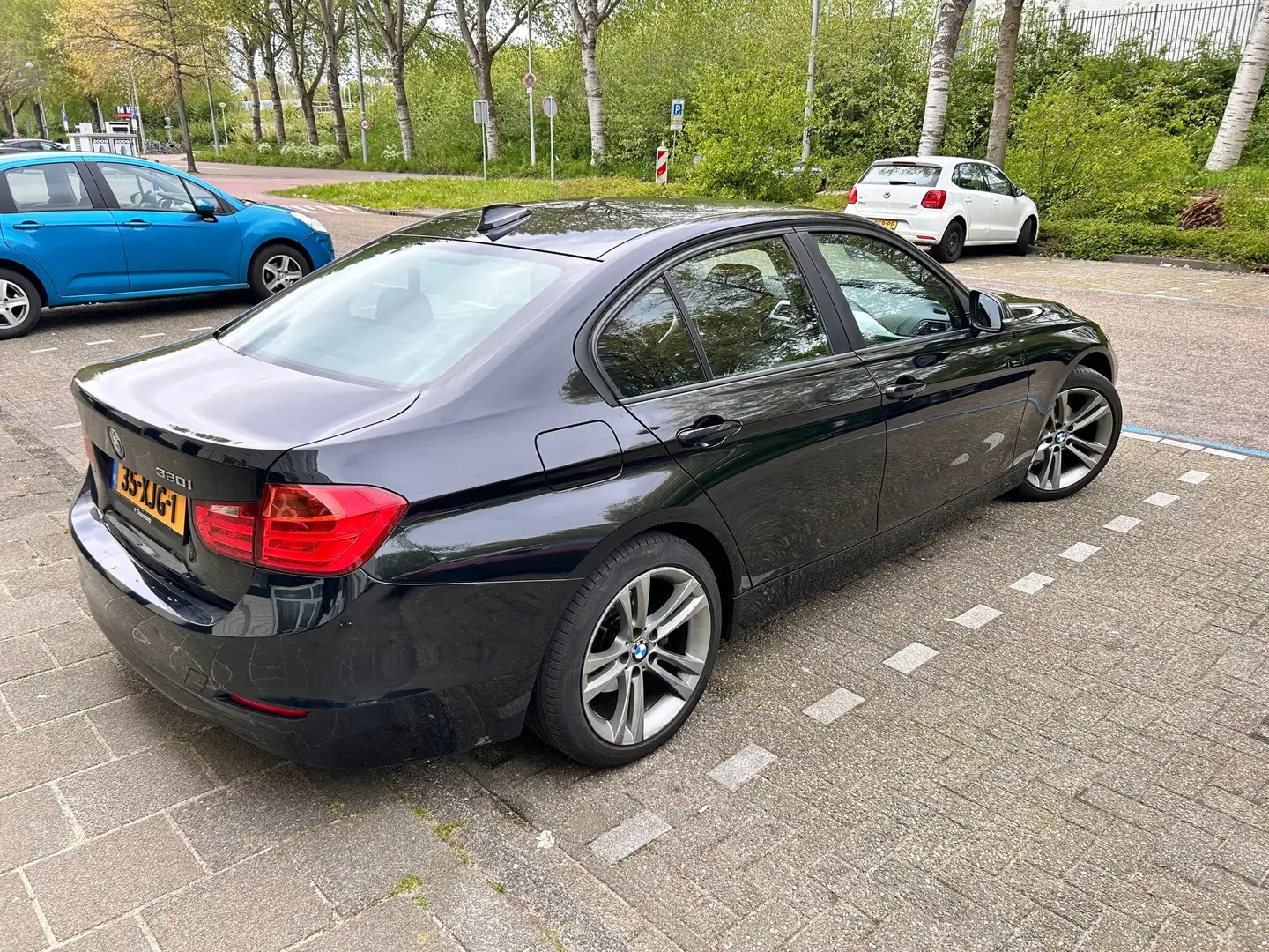 BMW 320 320i High Executive Zwart - 2