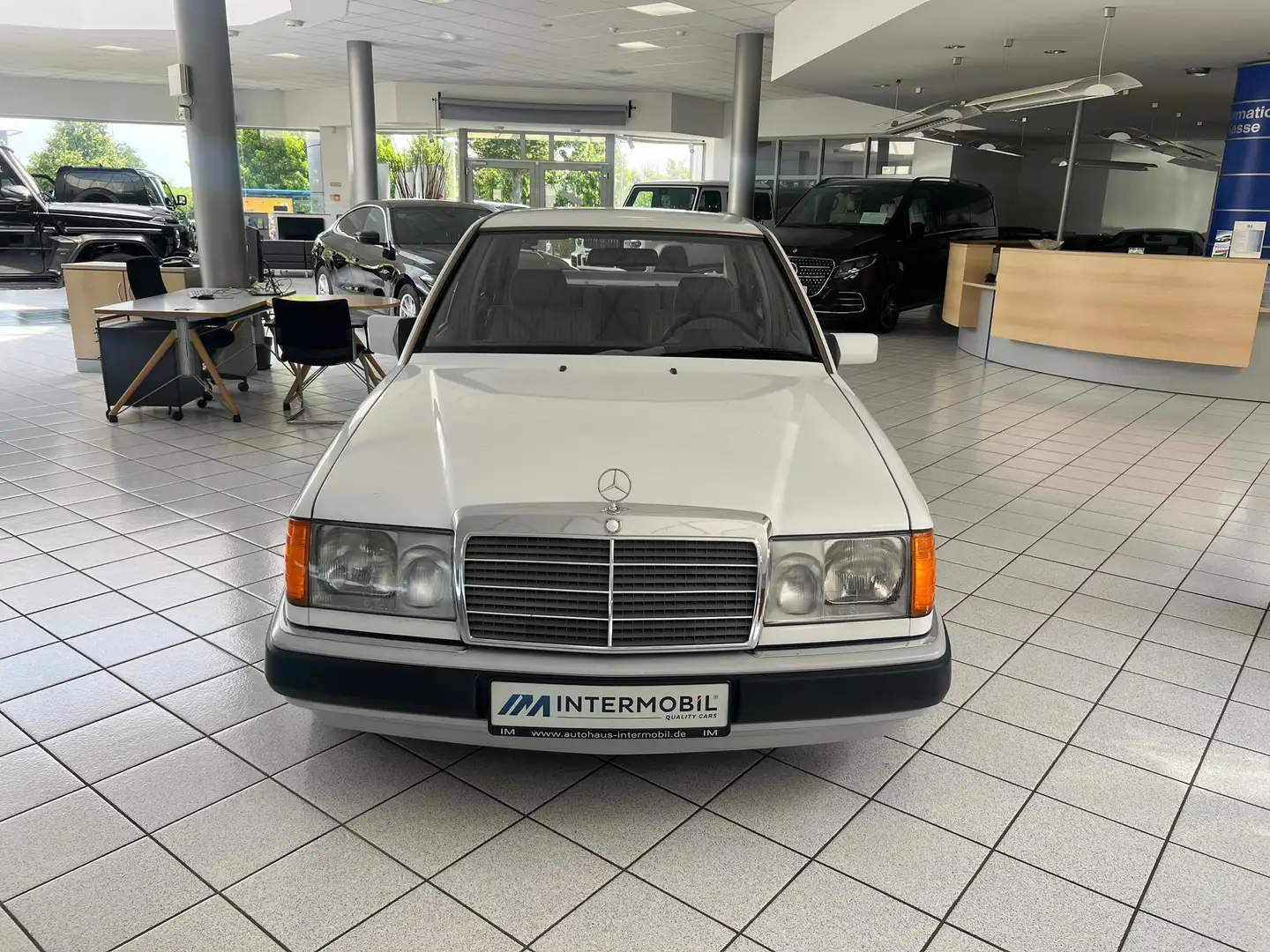 Mercedes-Benz 200 E Lim.*AUT.*KLIMA*TEMPOMAT*KAMERA*OLDTIMER* Weiß - 2