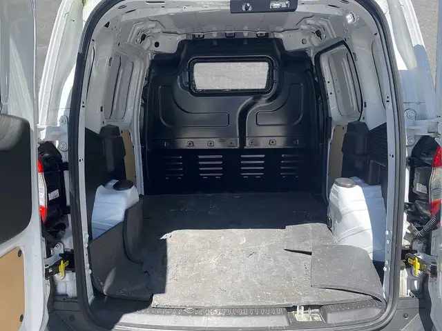 Ford Transit Courier view 10