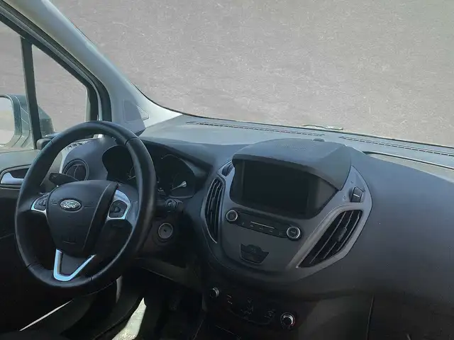 Ford Transit Courier view 4