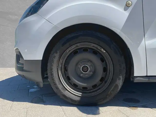 Ford Transit Courier view 9