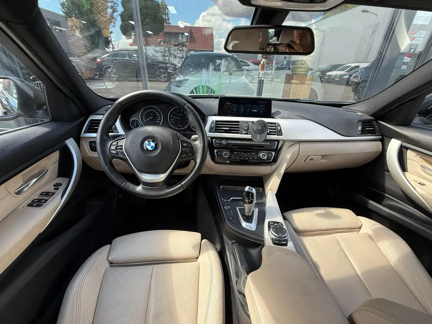 BMW 320 3-serie Touring 320i Centennial High Executive LEE Zwart - 2