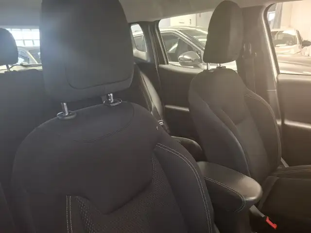Jeep Renegade view 13