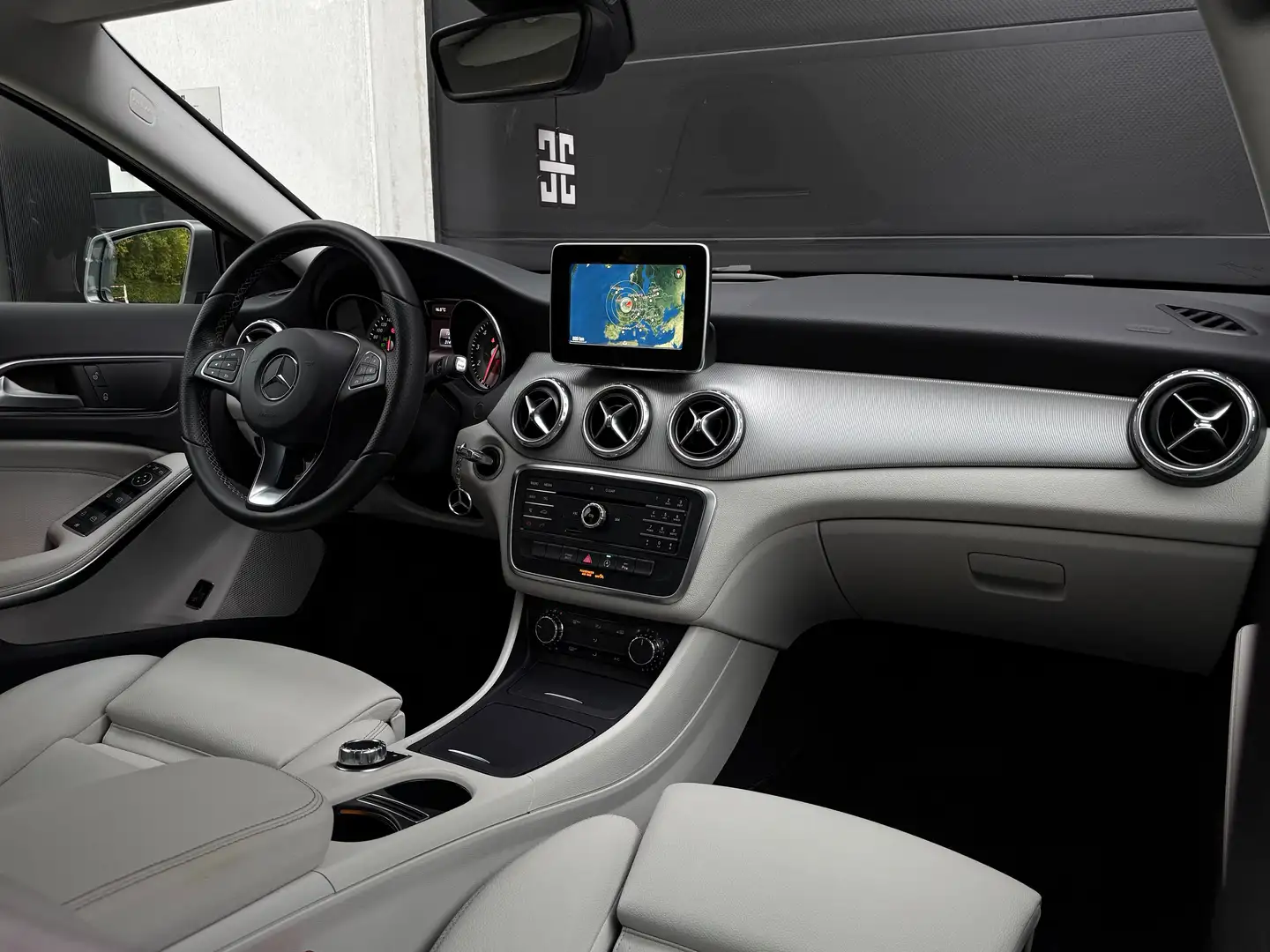 Mercedes-Benz GLA 180 GLA 180 7G-DCT Urban Gris - 2