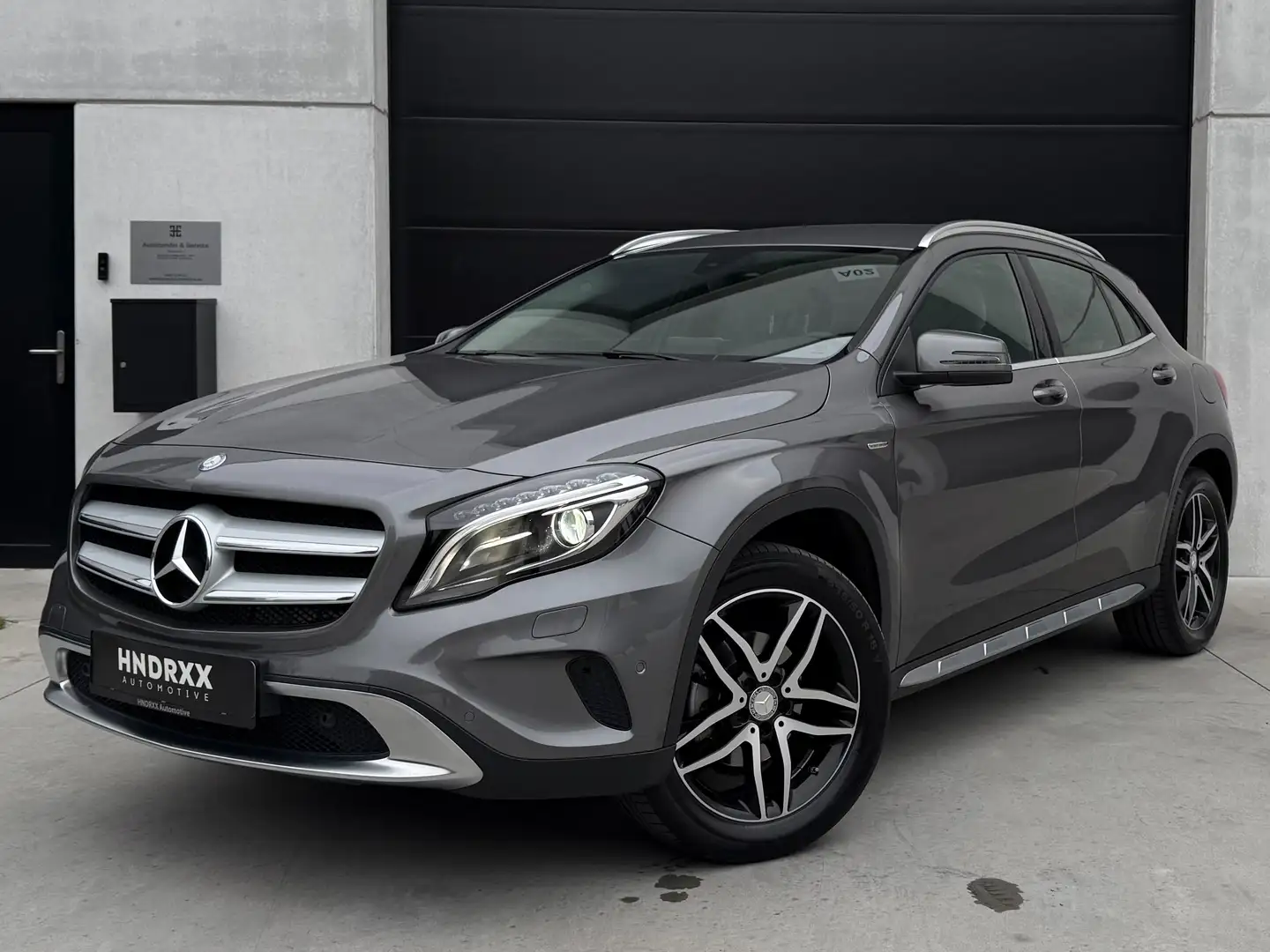 Mercedes-Benz GLA 180 GLA 180 7G-DCT Urban Gris - 1