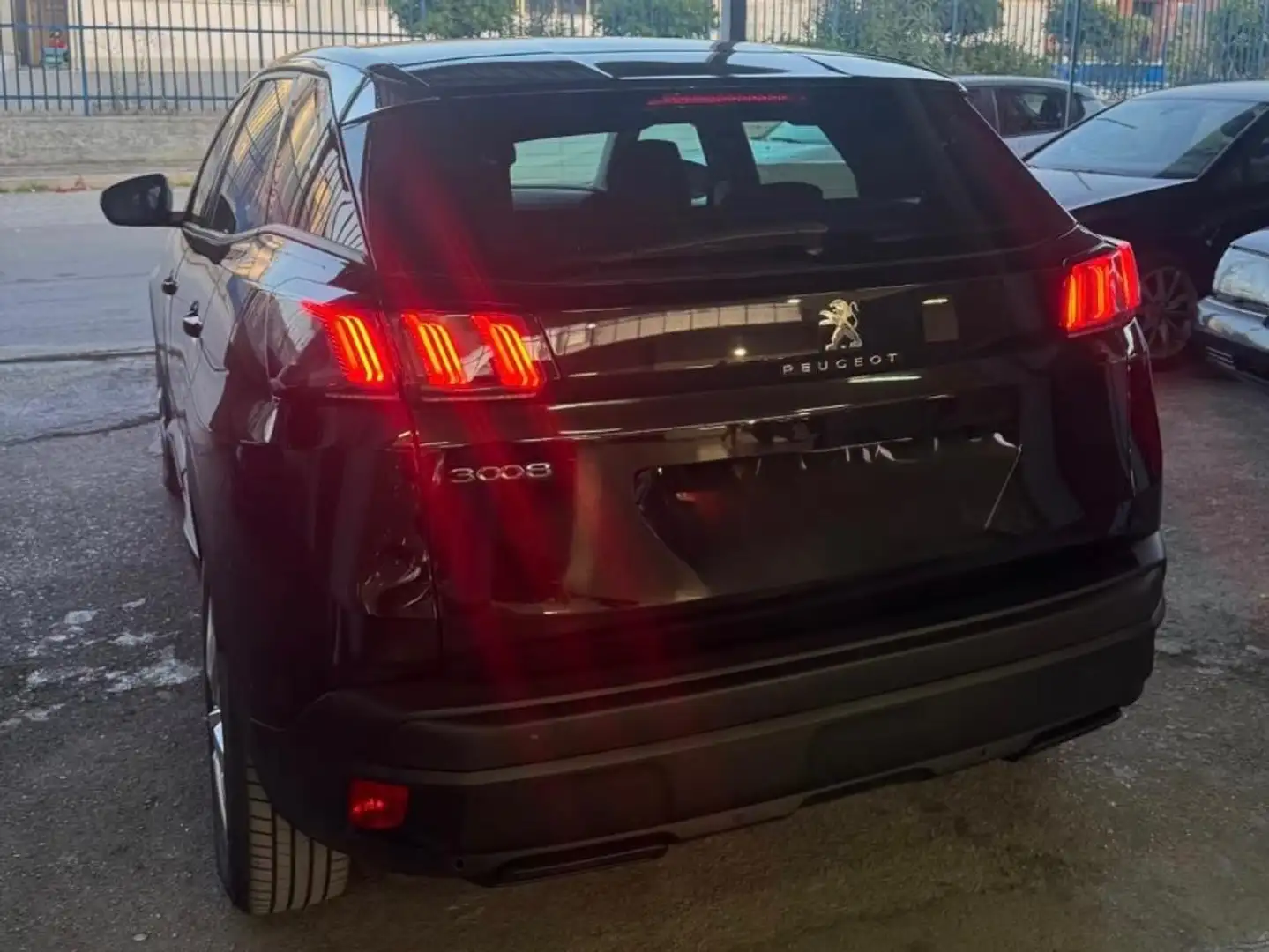 Peugeot 3008 3008 II 2021 1.5 bluehdi Allure Pack s Zwart - 2