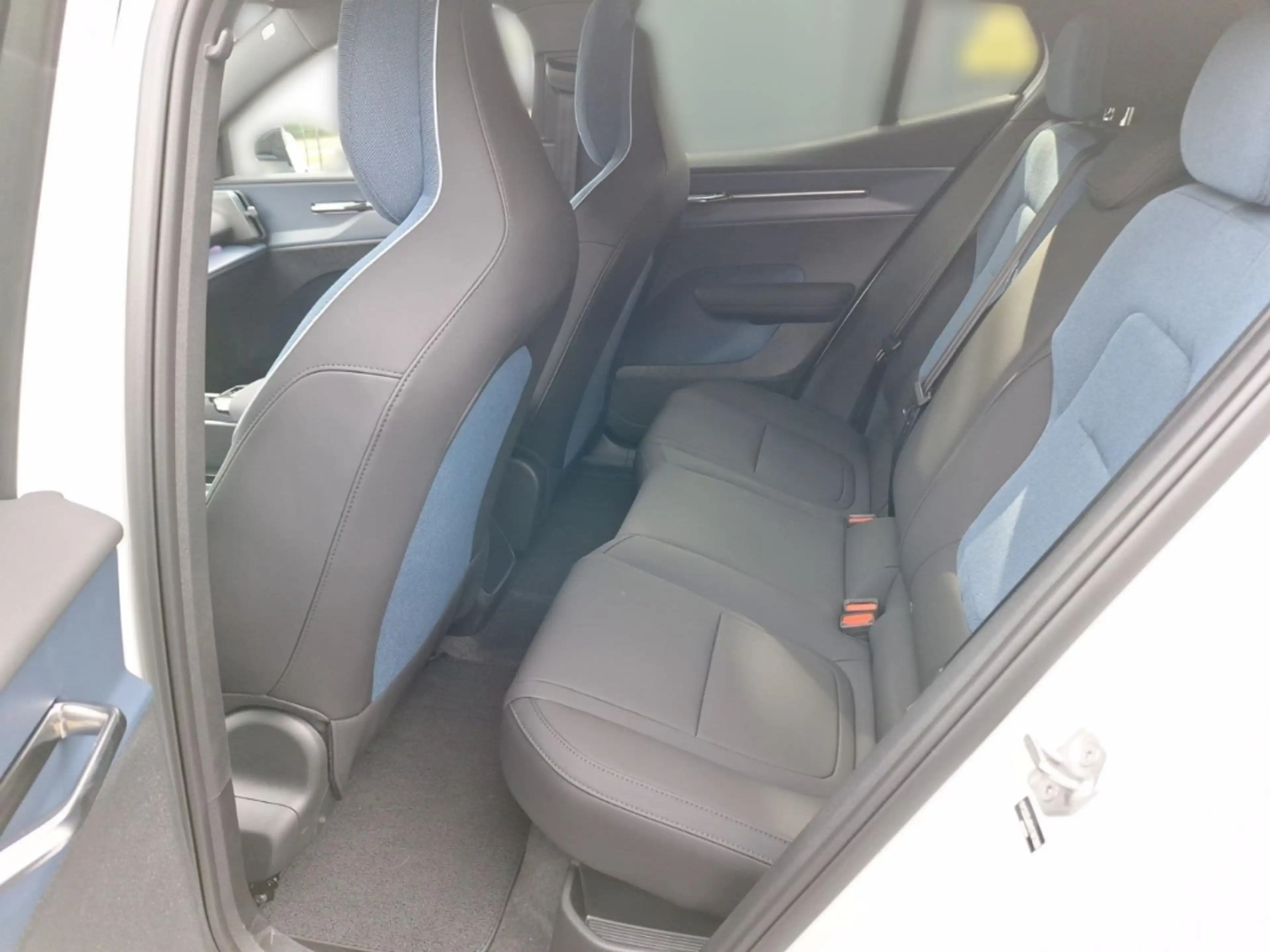 Volvo EX30 2WD Pure Electric Black Edition Plus Harman-Kardon — photo 11