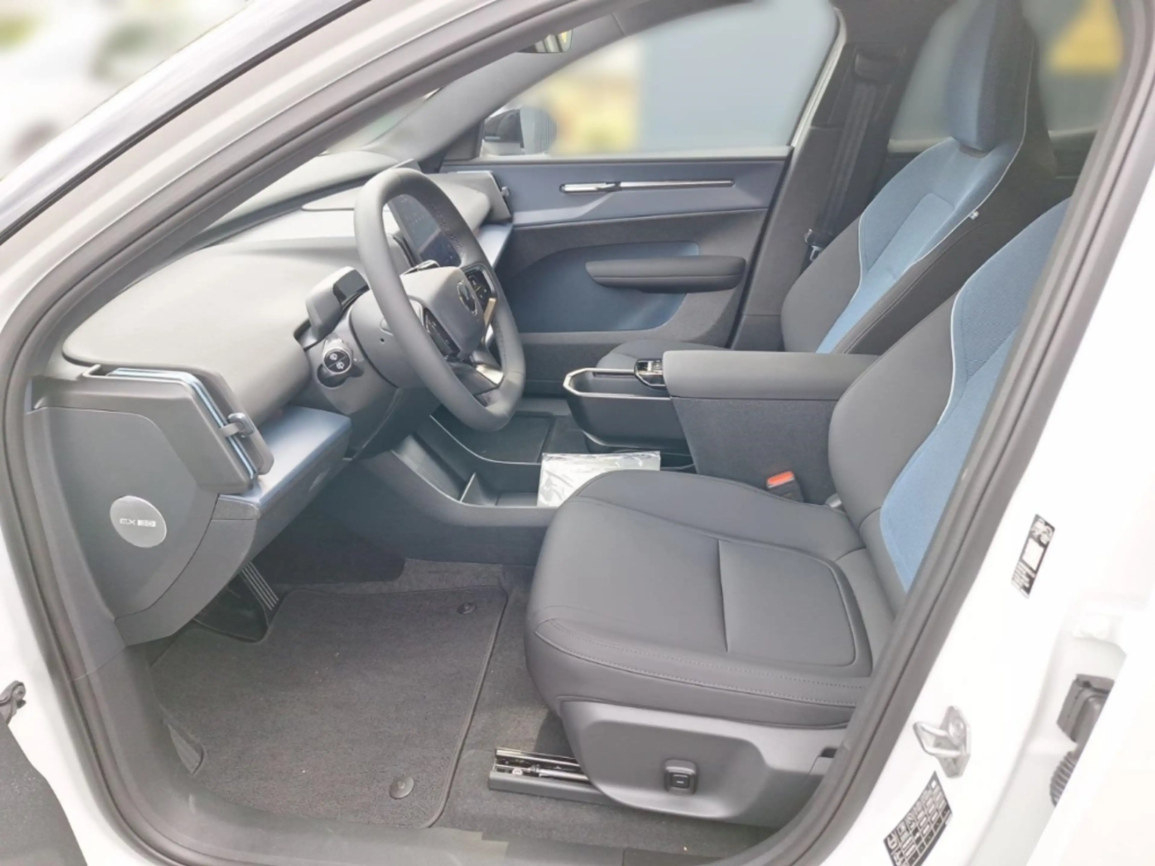 Volvo EX30 2WD Pure Electric Black Edition Plus Harman-Kardon — photo 7