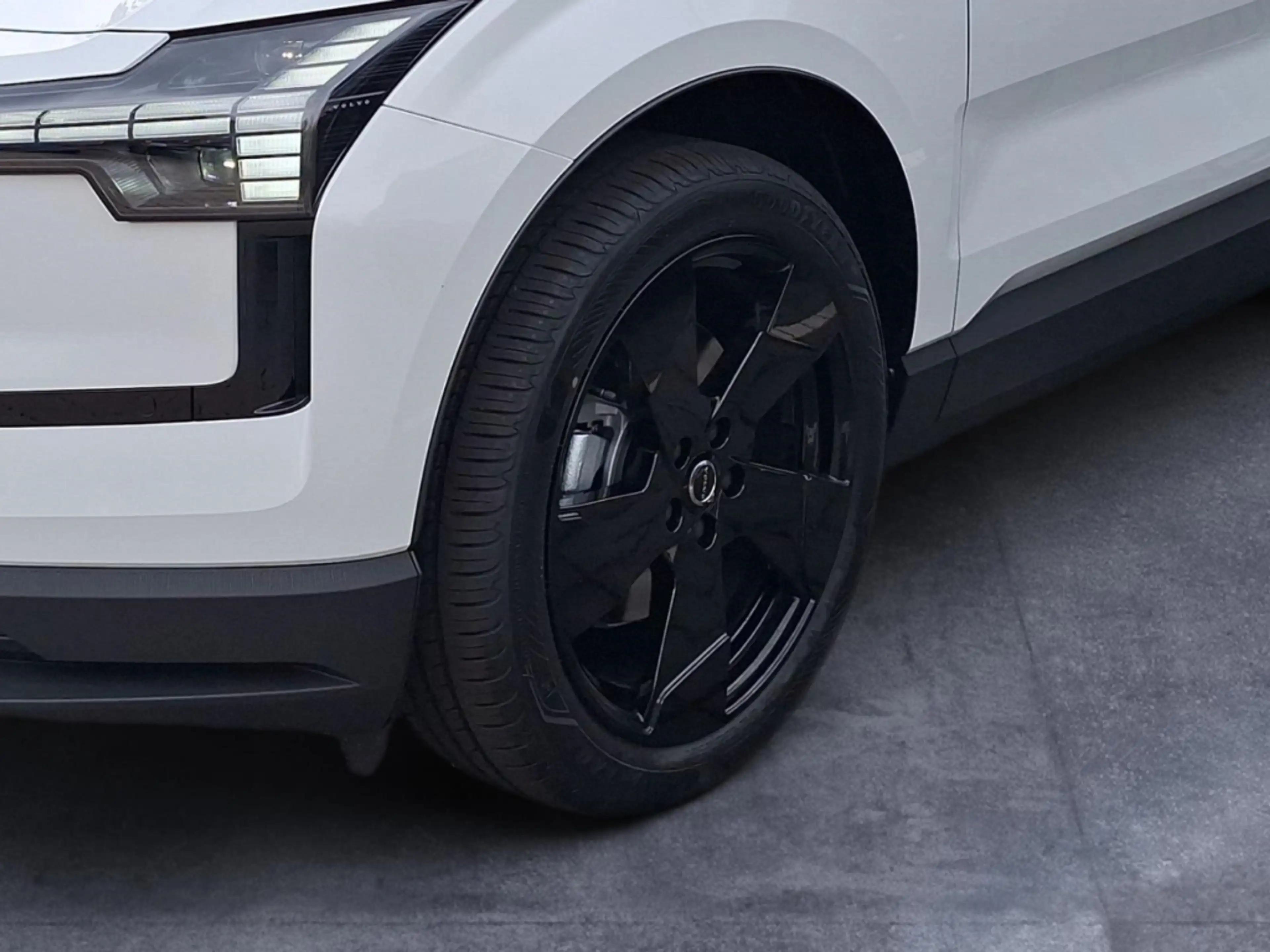 Volvo EX30 2WD Pure Electric Black Edition Plus Harman-Kardon — photo 6