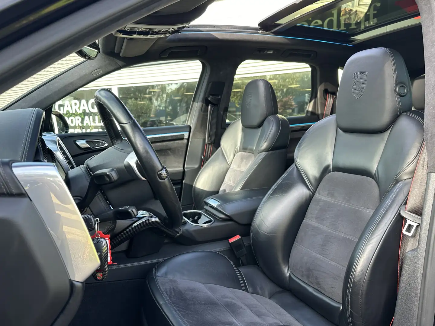 Porsche Cayenne 4.8 GTS | 420 pk | Panodak | Camera | Trekhaak | L Zwart - 2