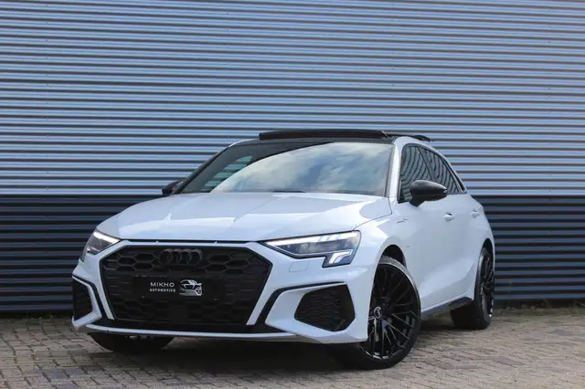 Audi A3 Sportback 45 TFSI e 3x S-Line Competition | Panora