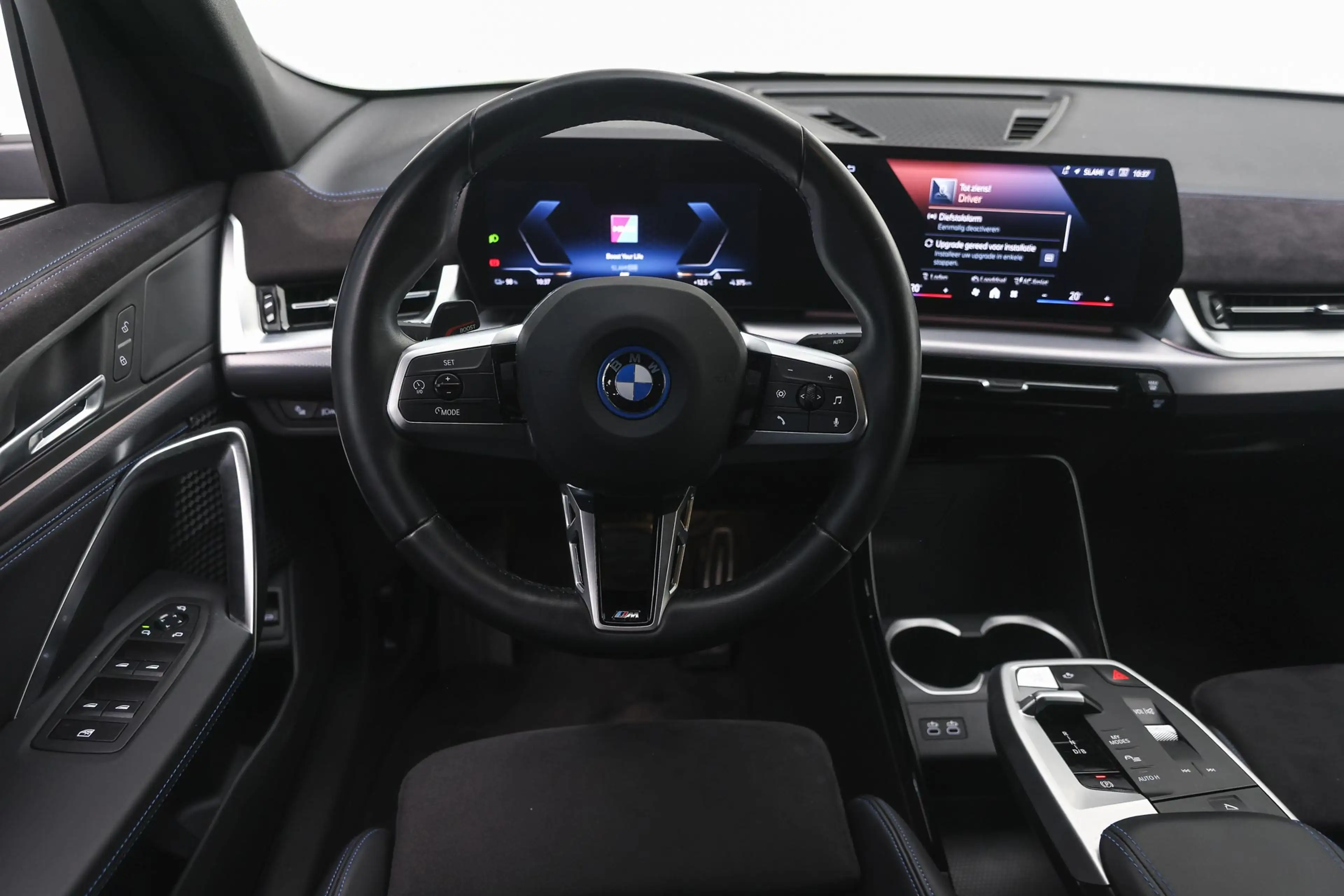 BMW iX2 eDrive20 M Sport / Sportstoelen / Achteruitrijcame — photo 3