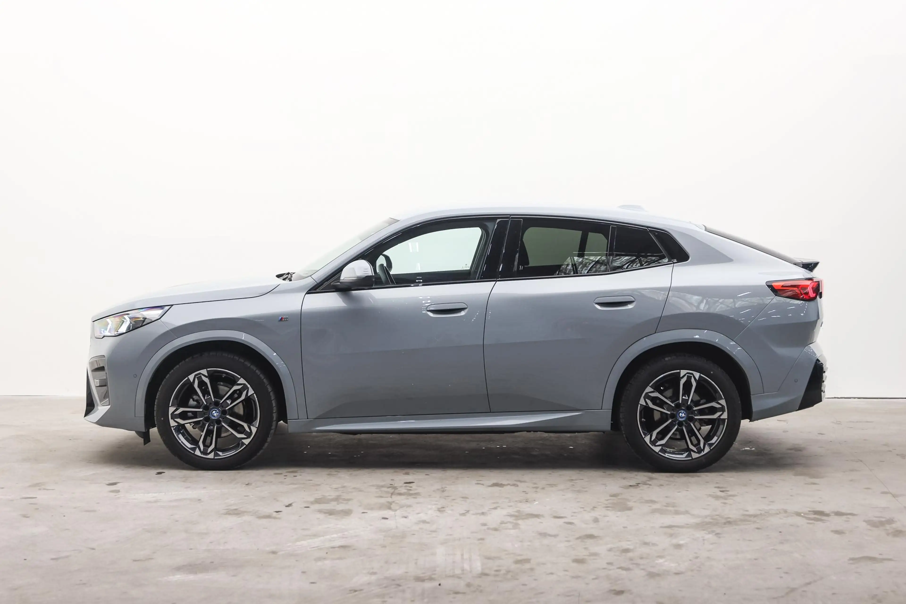 BMW iX2 eDrive20 M Sport / Sportstoelen / Achteruitrijcame — photo 7