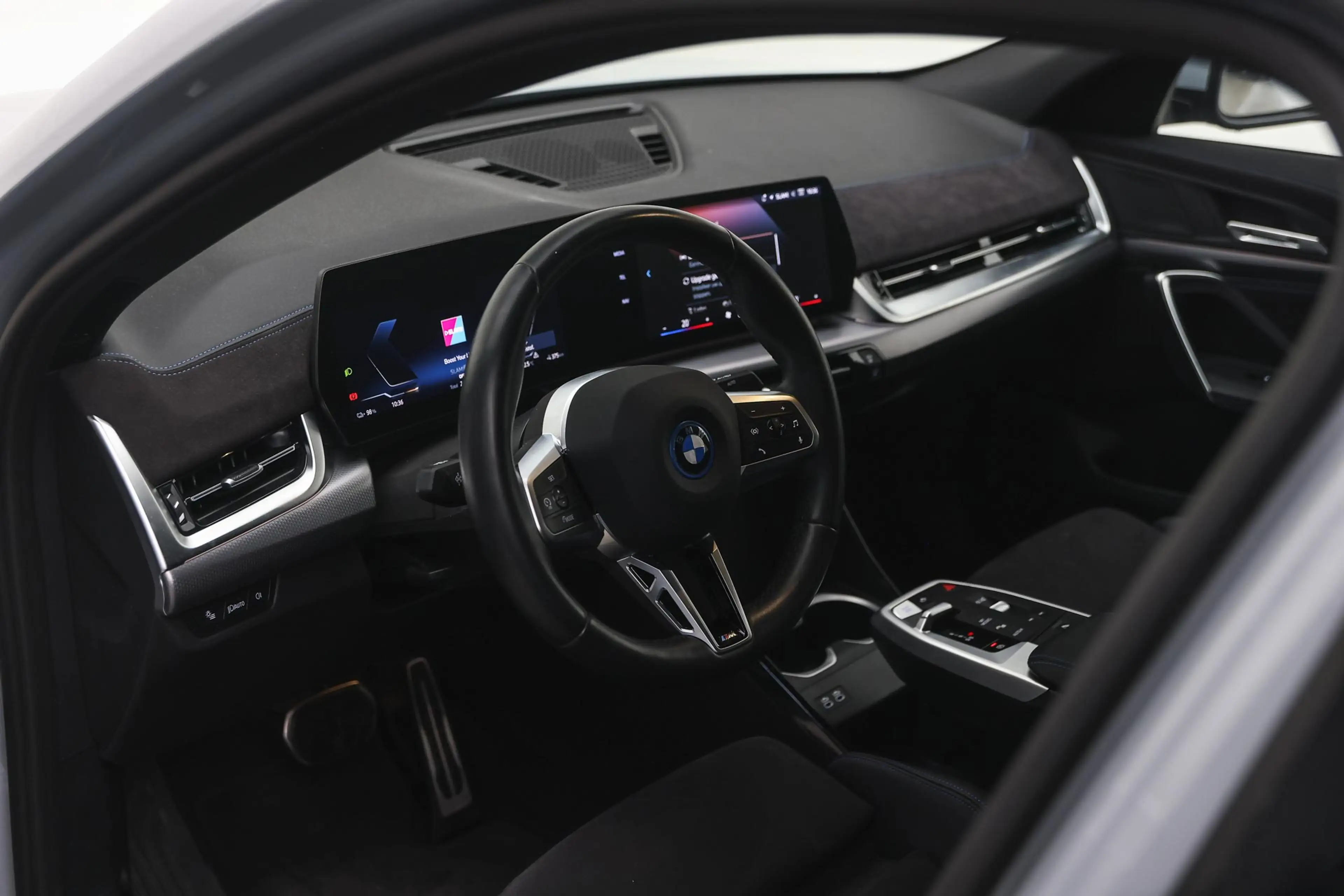 BMW iX2 eDrive20 M Sport / Sportstoelen / Achteruitrijcame — photo 8