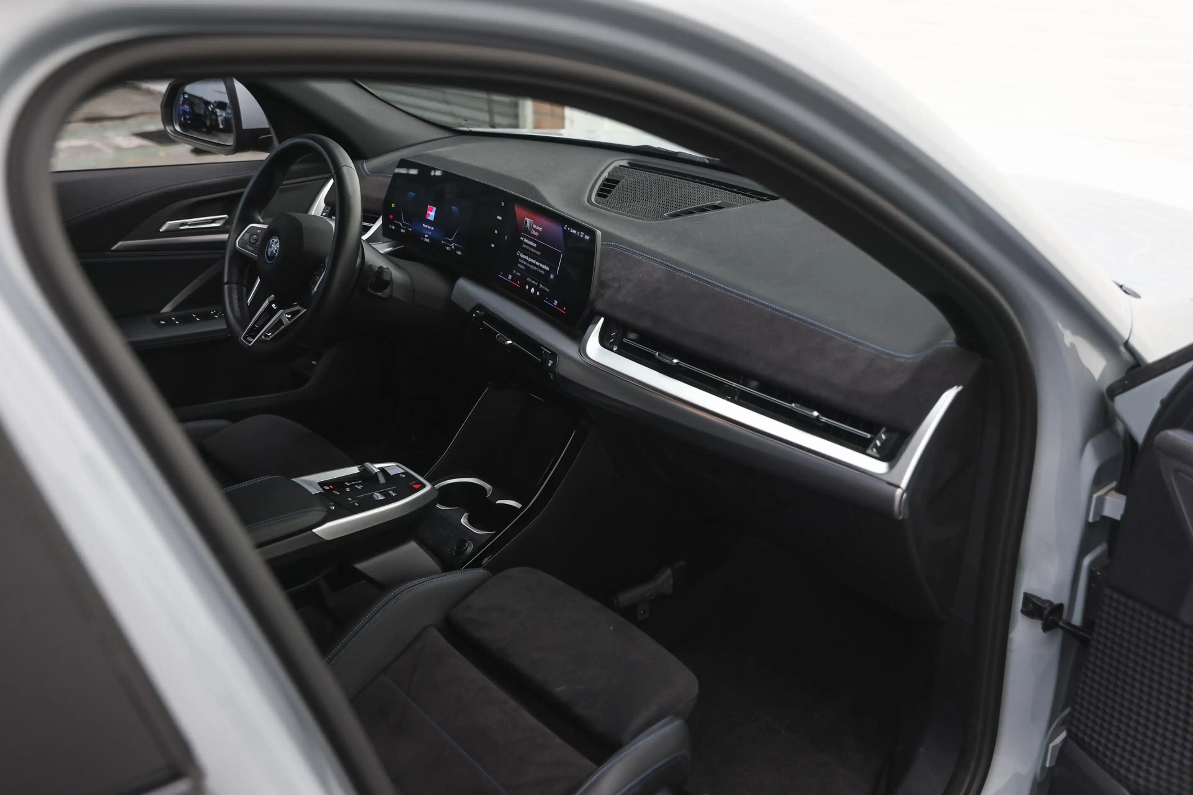 BMW iX2 eDrive20 M Sport / Sportstoelen / Achteruitrijcame — photo 9