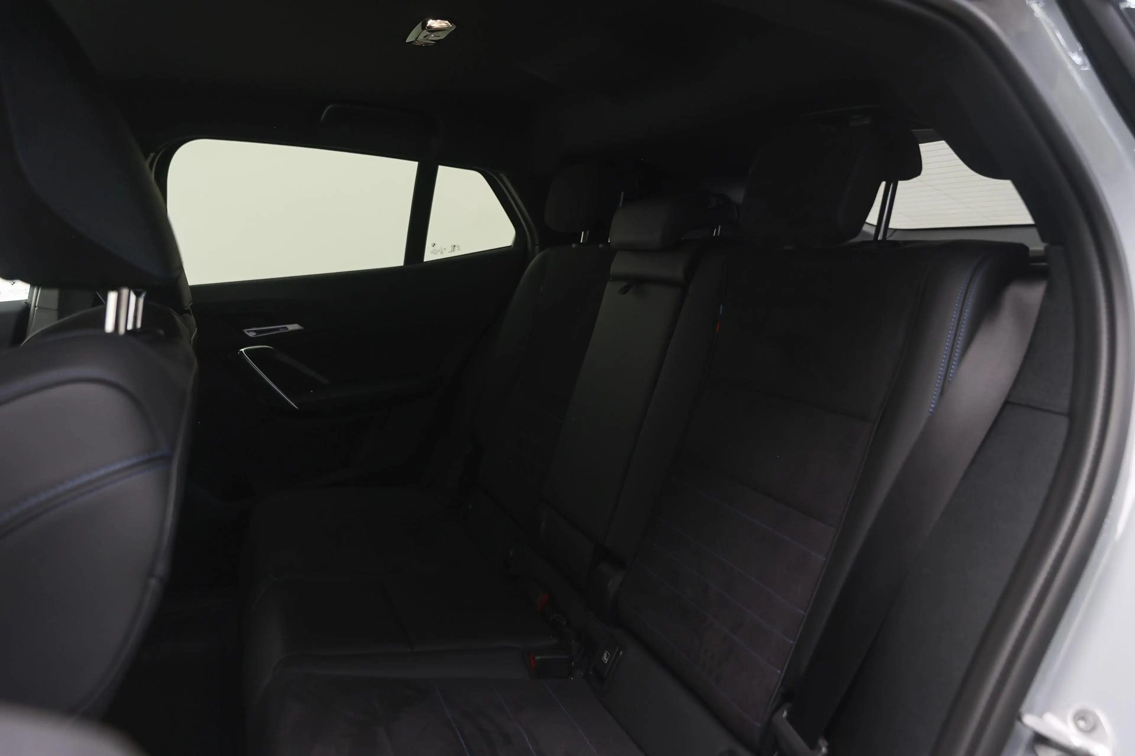 BMW iX2 eDrive20 M Sport / Sportstoelen / Achteruitrijcame — photo 11