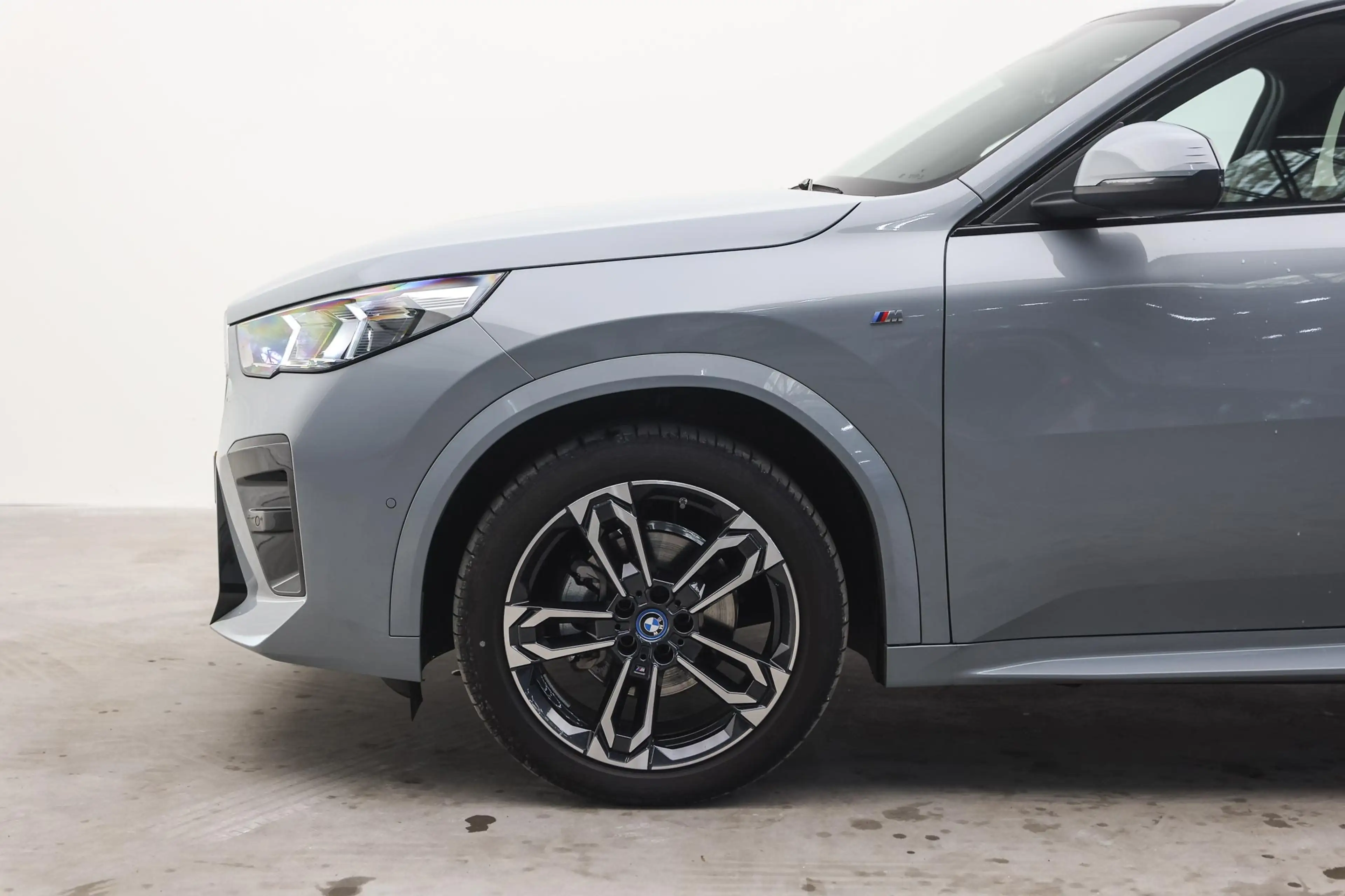 BMW iX2 eDrive20 M Sport / Sportstoelen / Achteruitrijcame — photo 4