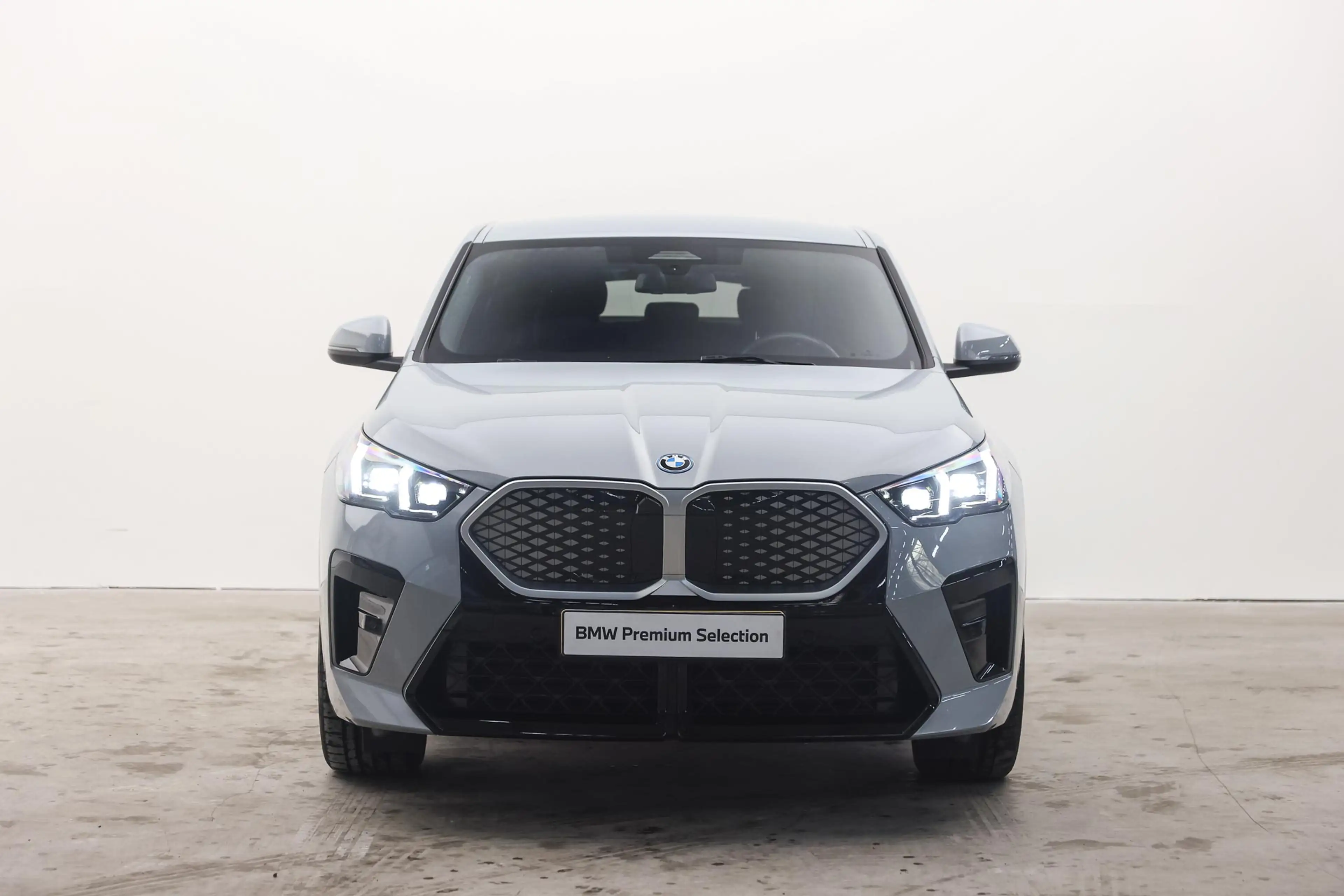 BMW iX2 eDrive20 M Sport / Sportstoelen / Achteruitrijcame — photo 5