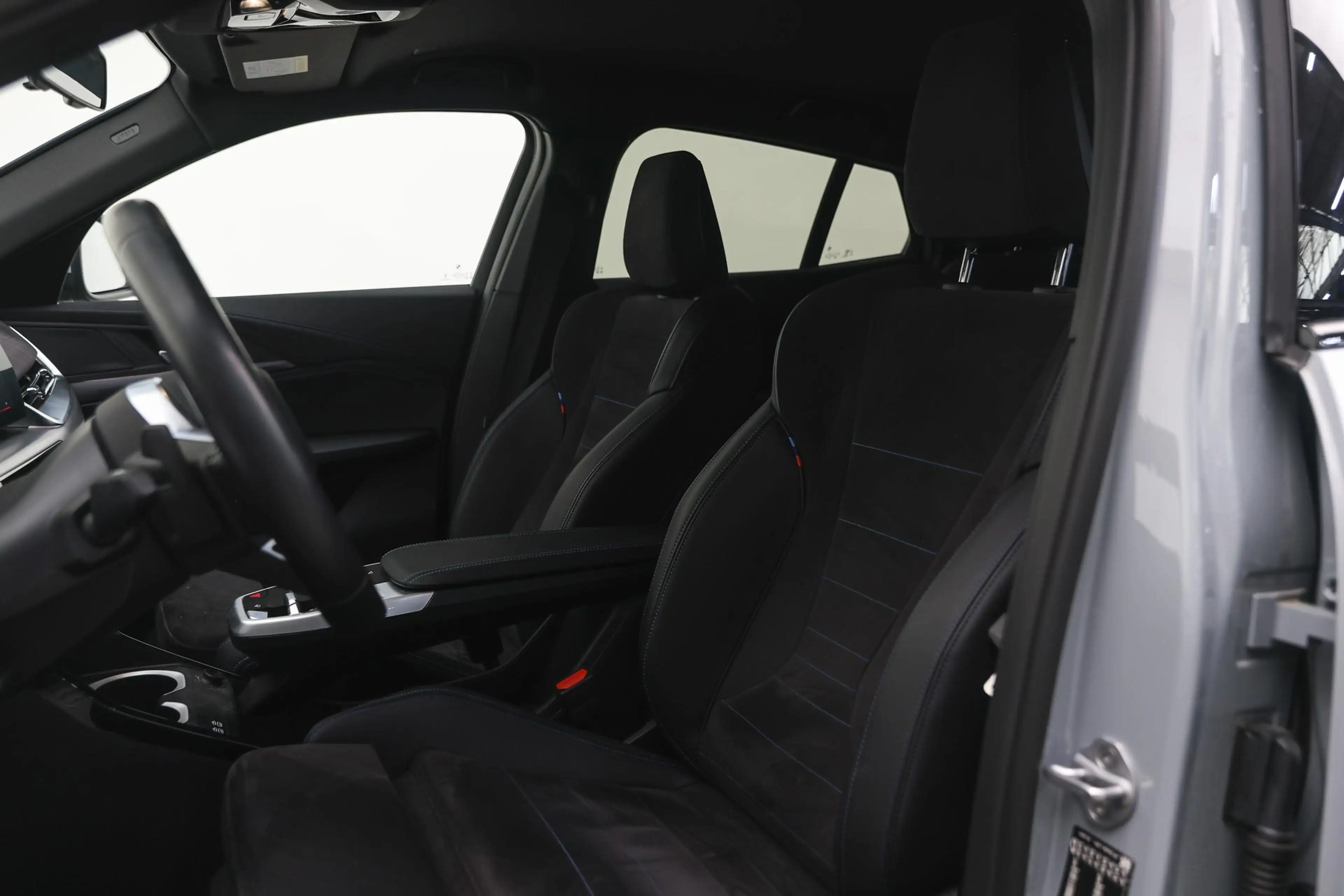 BMW iX2 eDrive20 M Sport / Sportstoelen / Achteruitrijcame — photo 10