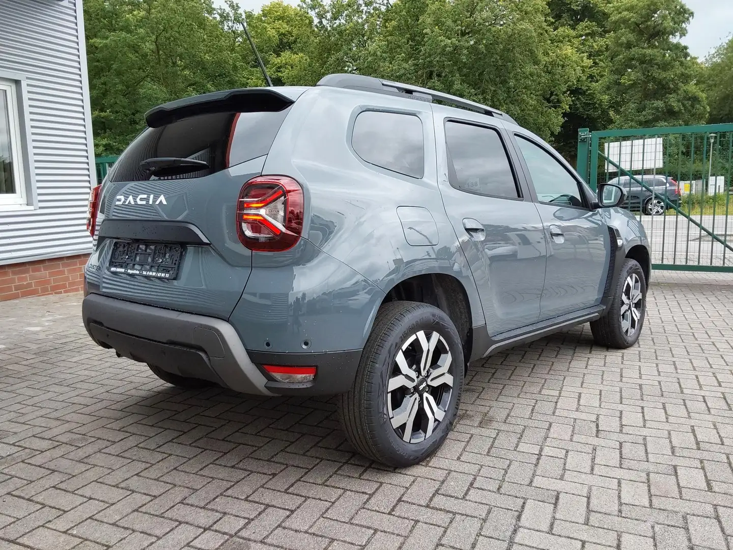 Dacia Duster TCe 150 4x2 Journey APP/LED/PDC/NAV/KAM 110 kW ... Grau - 2