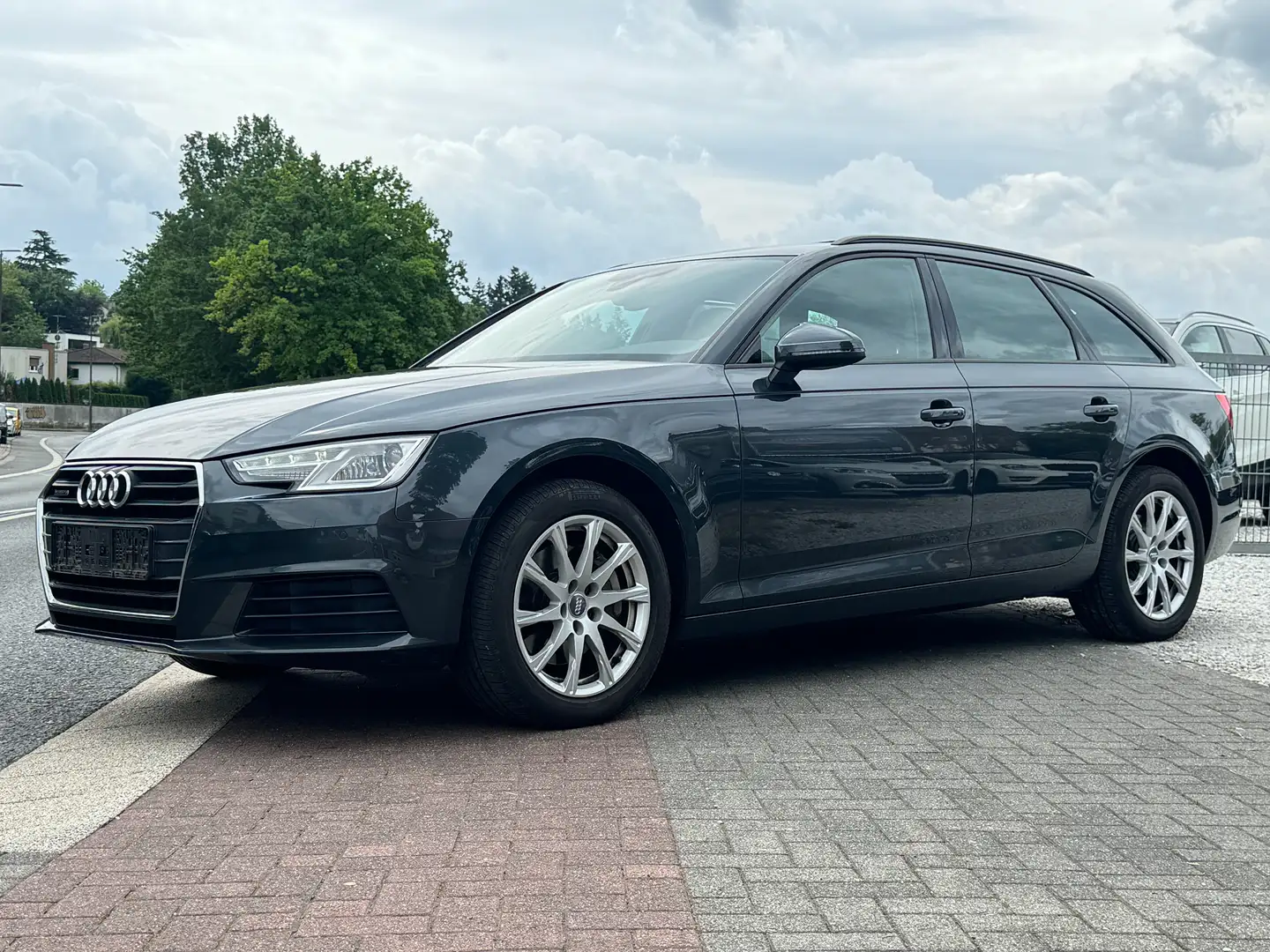 Audi A4 quattro Pano AmbienteLight AHK virtual RKamera TOP Grijs - 2