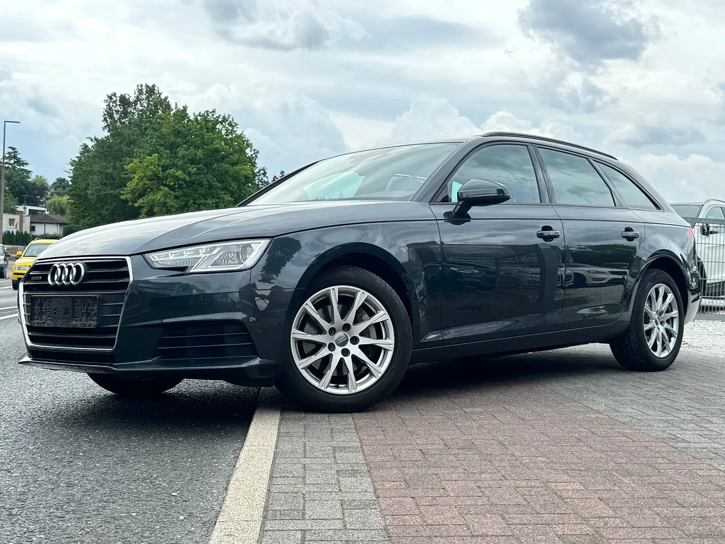 Audi A4 quattro Pano AmbienteLight AHK virtual RKamera TOP Grijs - 1