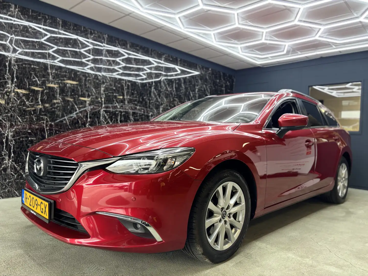 Mazda 6 Sportbreak 2.0 SkyActiv-G 145 S Rood - 1