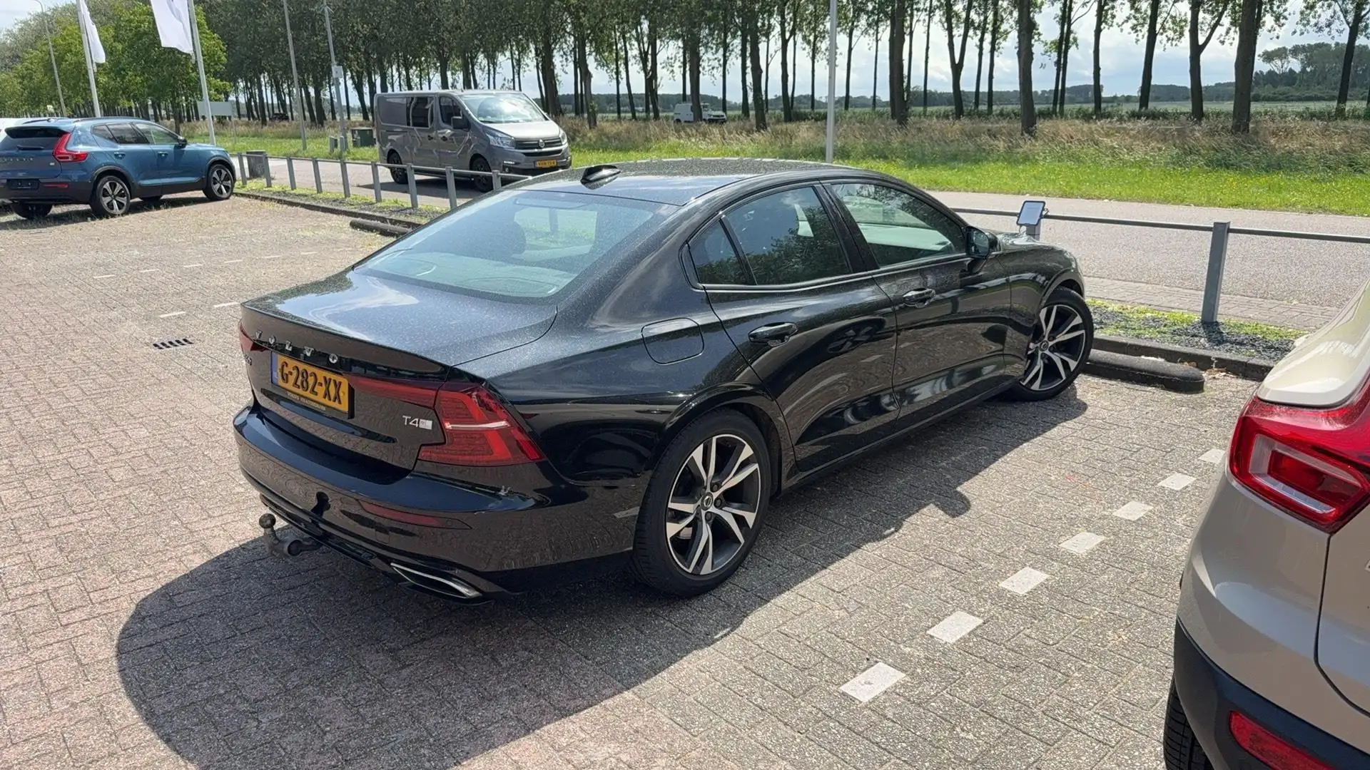Volvo S60 2.0 T4 R-Design | 20" Lichtmetalen velgen| Parkeer Zwart - 2