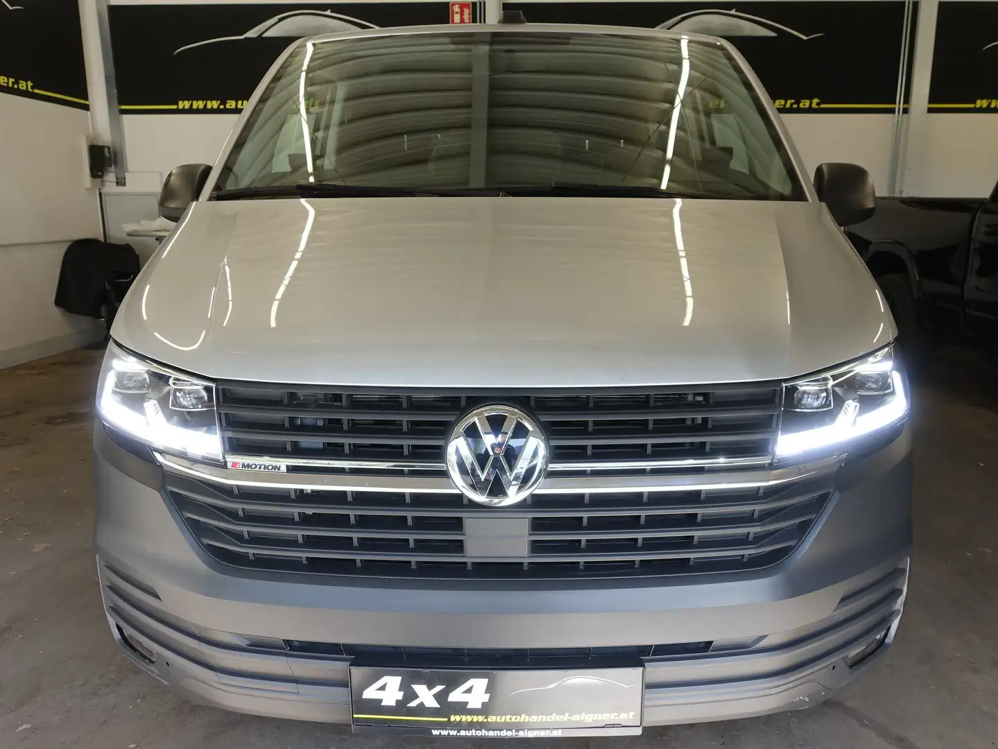 Volkswagen T6.1 Kombi KR 2,0 TDI 4Motion DSG Grau - 2